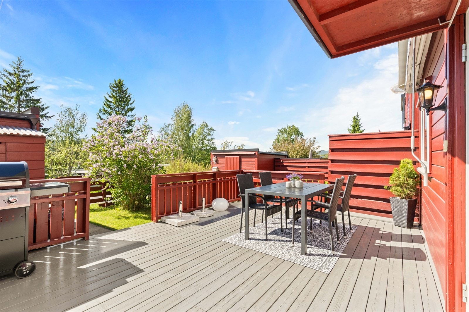 Ved inngangspartiet er det en stor, vestvendt terrasse på 22 kvm! Galleribilde