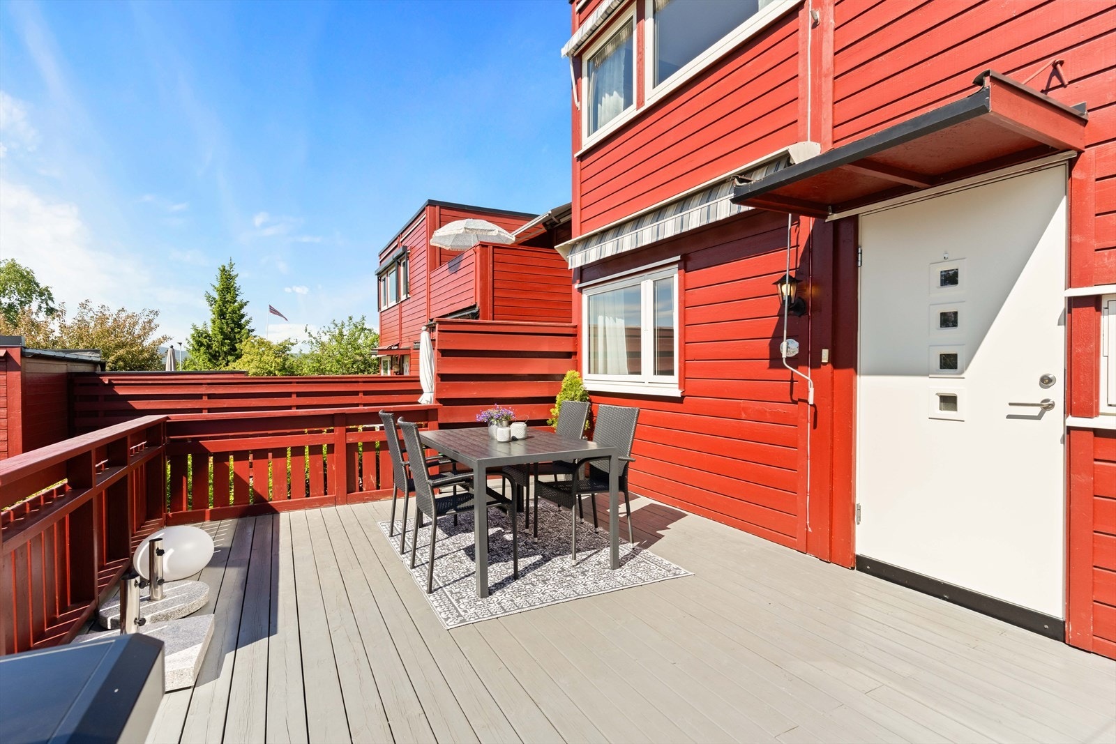 Man får fint plass til både en loungegruppe i hjørnet, samt en sittegruppe. Her kan sene sommerkvelder nytes! Galleribilde