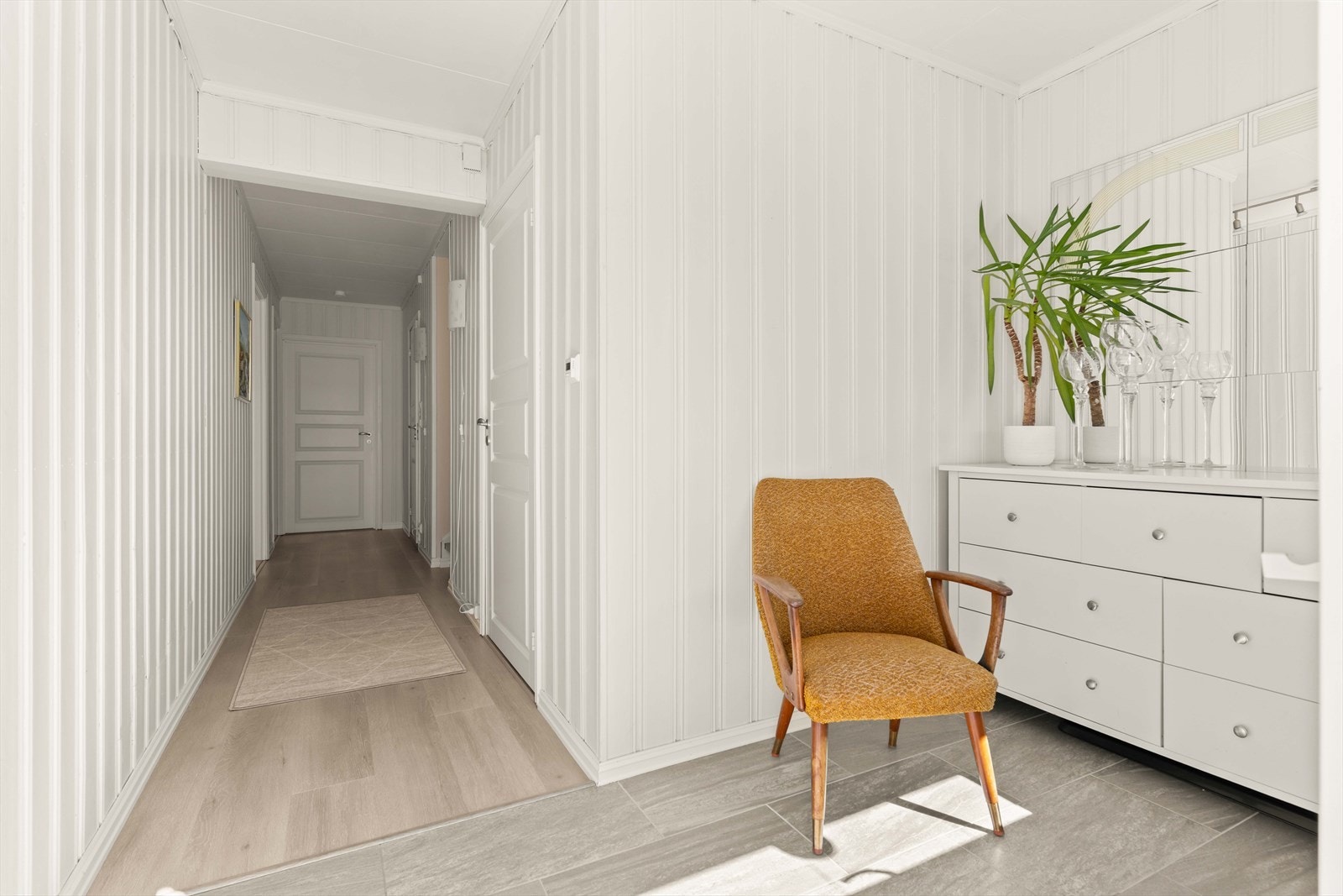 Velkommen hjem! Innbydende entré med god plass til yttertøysgarderoben. Galleribilde