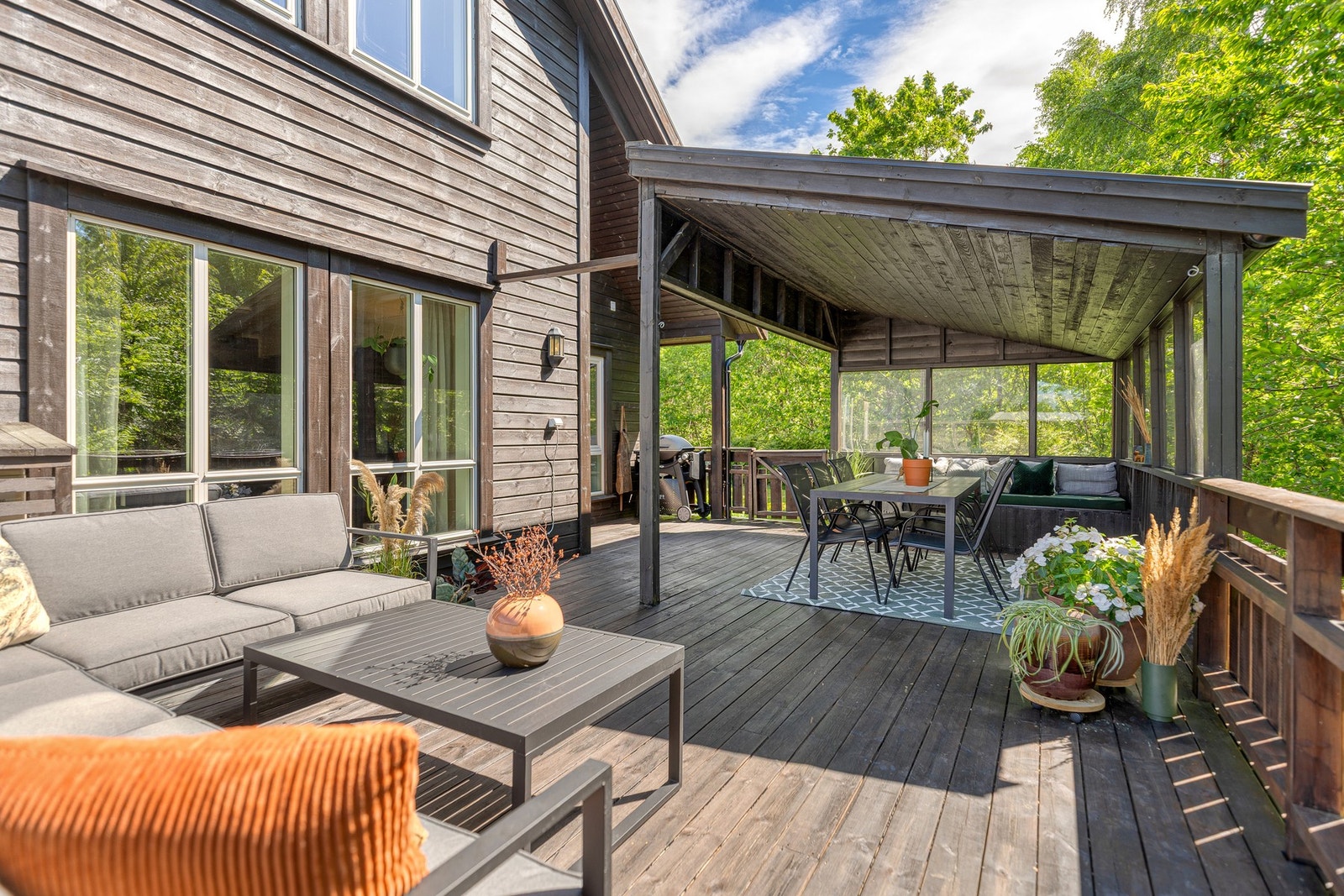 Hyggelig, usjenert terrasse på sydsiden av huset, med utgang fra stuen Galleribilde