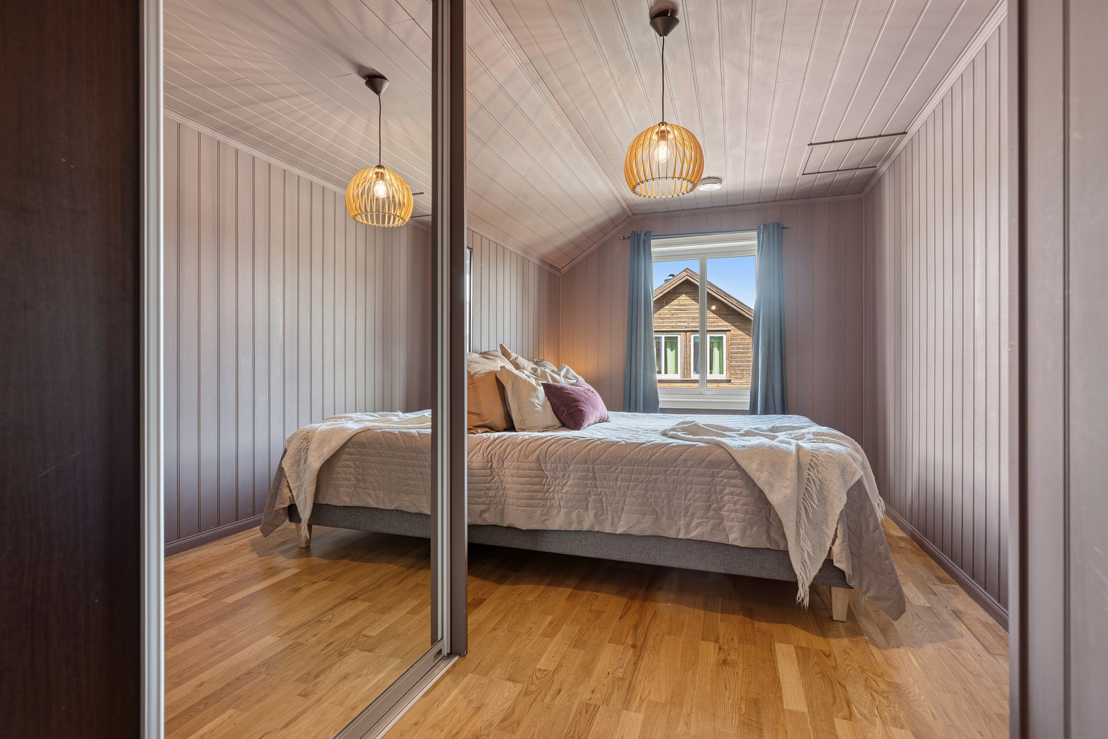 Hyggelig hovedsoverom med praktisk skyvedørsgarderobe med speilfronter Galleribilde