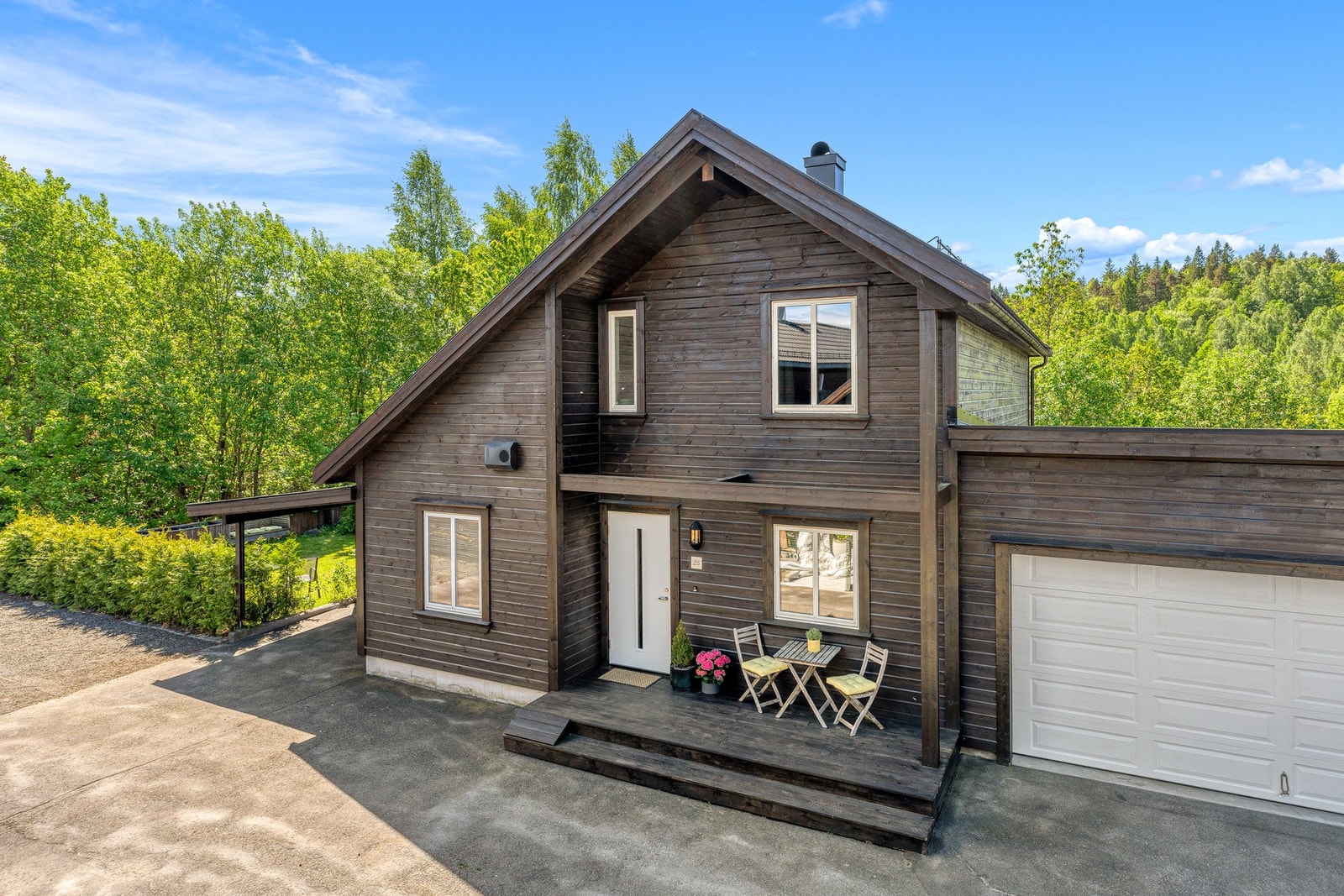 Huset ble bygd i 2011 og ligger i en hyggelig del av det populære feltet Østensbulia på Myra. Rikelig med parkeringsplass i dobbel garasje, carport og på egen tomt Galleribilde
