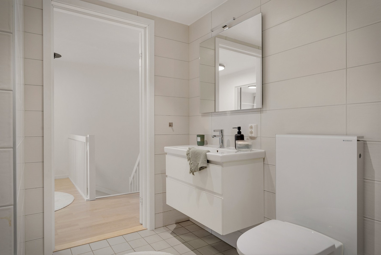 Badet har fliser på gulv og vegger. Galleribilde