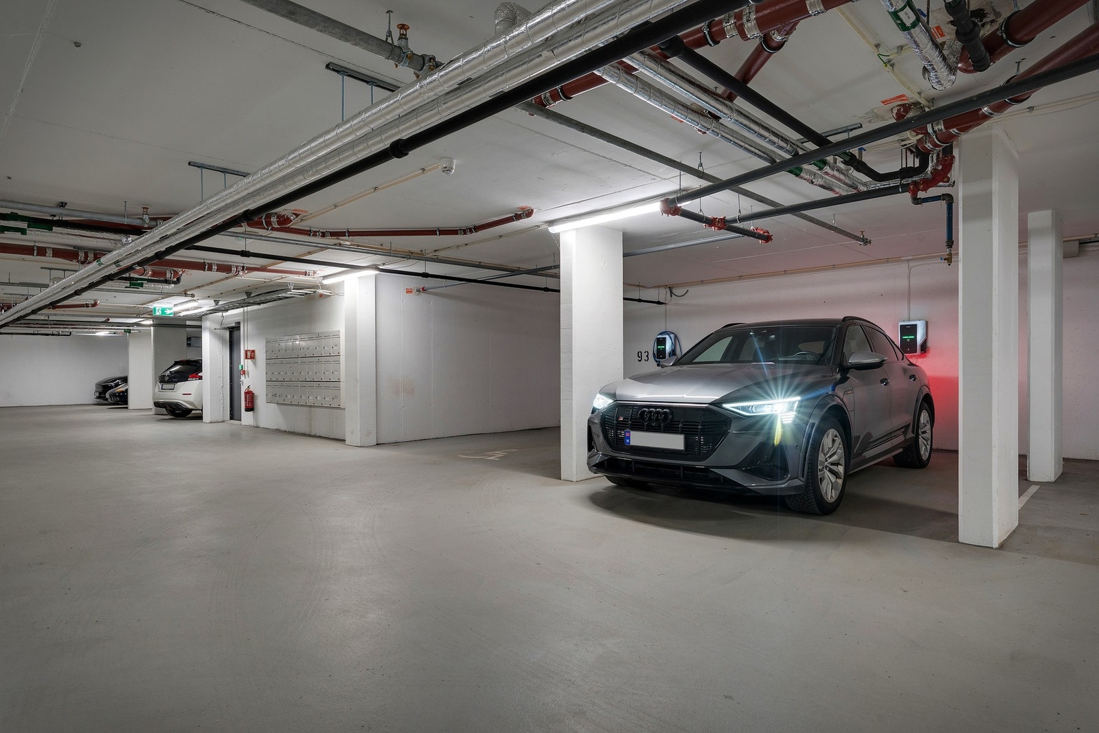 Med boligen følger også en ekstra stor garasjeplass med lader. Galleribilde
