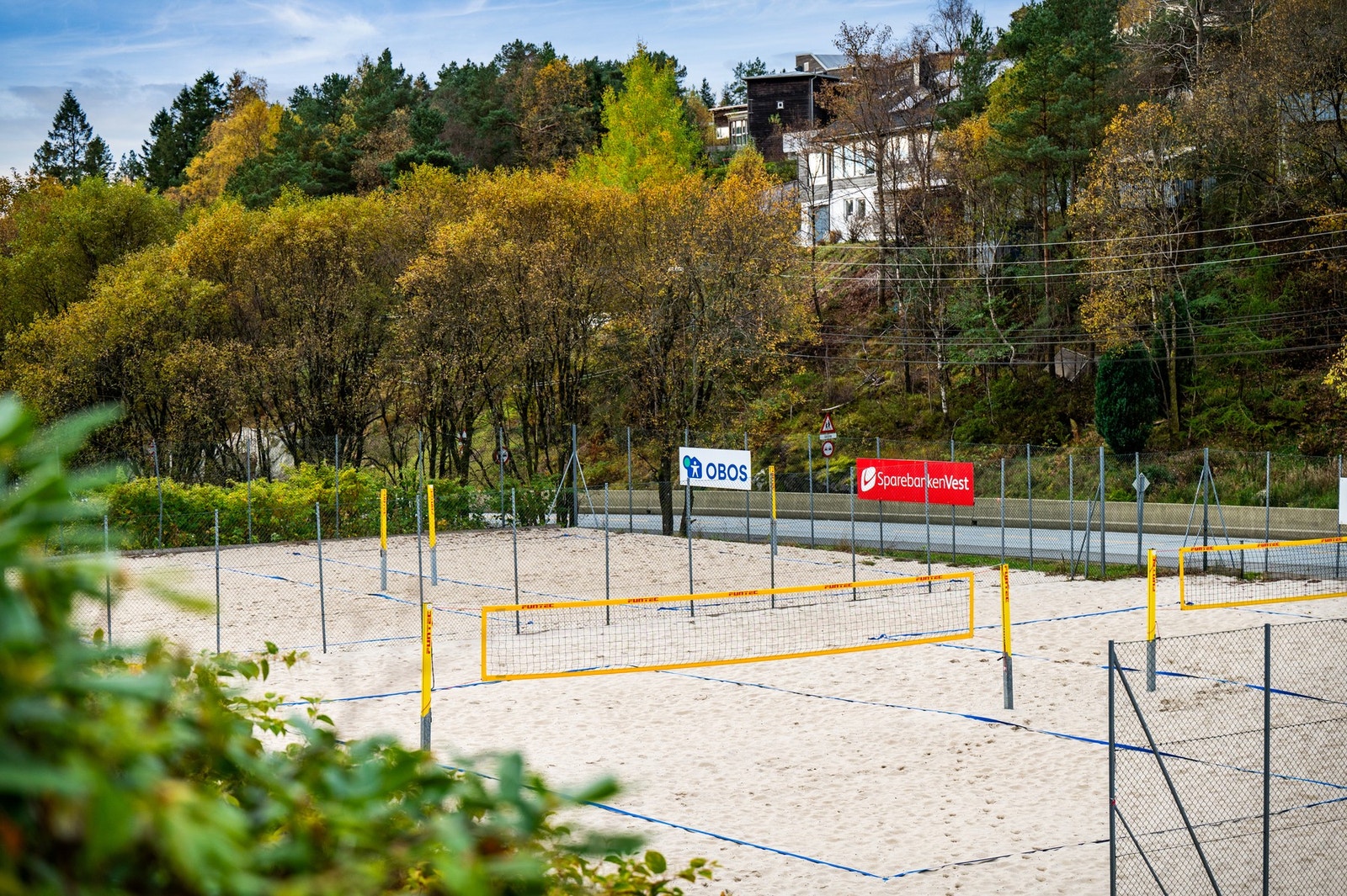 Vollyballbane like nedenfor boligen. Galleribilde