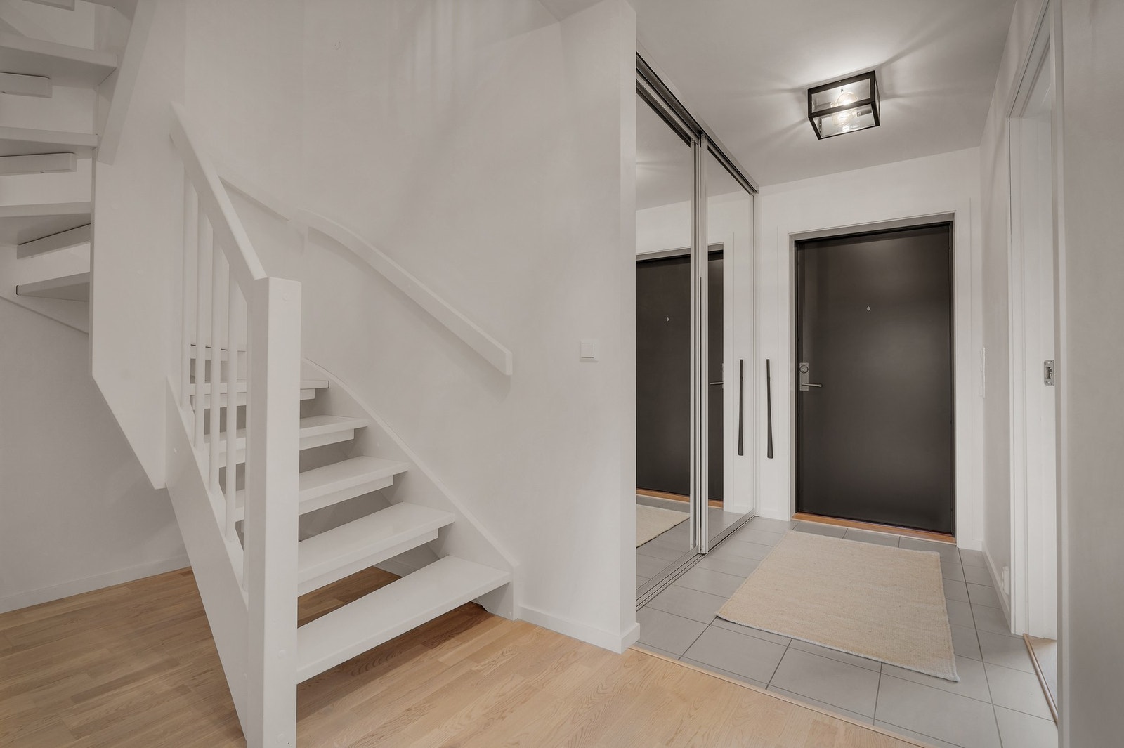 Den romslige entréen byr på en stor skyvedørsgarderobe/innvendig bod - ideelt for en ryddig og organisert hverdag. Galleribilde