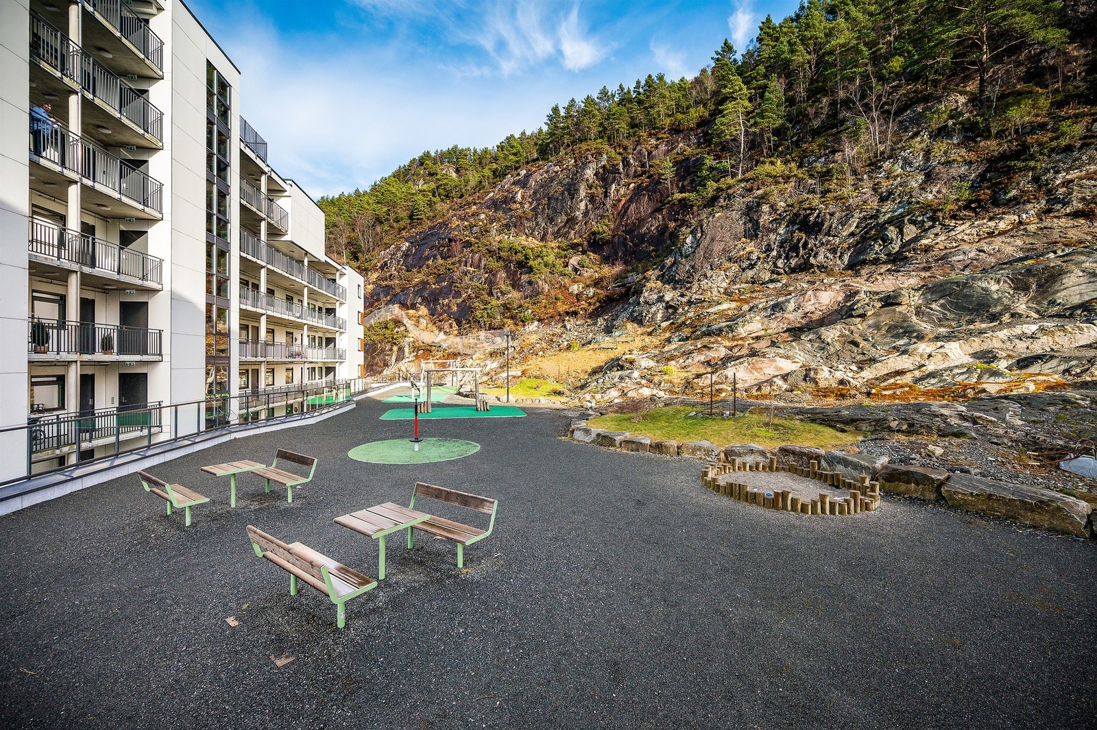 Områdets andre lekeplass er lokalisert ved starten på turstien til Lyderhorn. Galleribilde