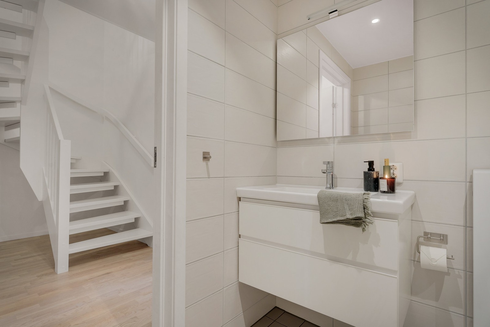 Dette badet har badekar, servant og toalett. Praktisk for gjester da det er plassert i hovedetasjen. Galleribilde