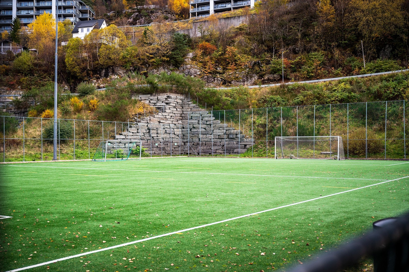 Fotballbanen på Kjøkkelvik skole. 30 sone i området. Galleribilde