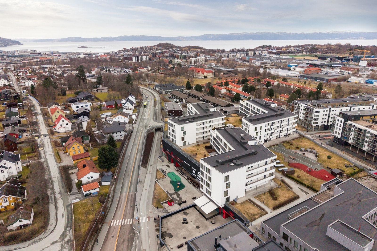 Herfra har man hyppige bussavganger til øvrige deler av byen, Værnes m.m. Sykkelavstand inn til sentrum på ca. 5 min,. Galleribilde