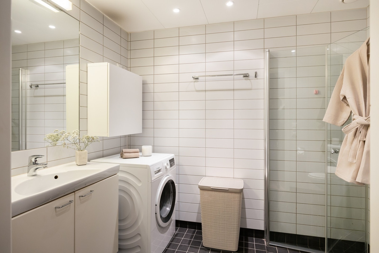 Tiltalende flislagt bad med downlights i himling og gulvvarme. Galleribilde