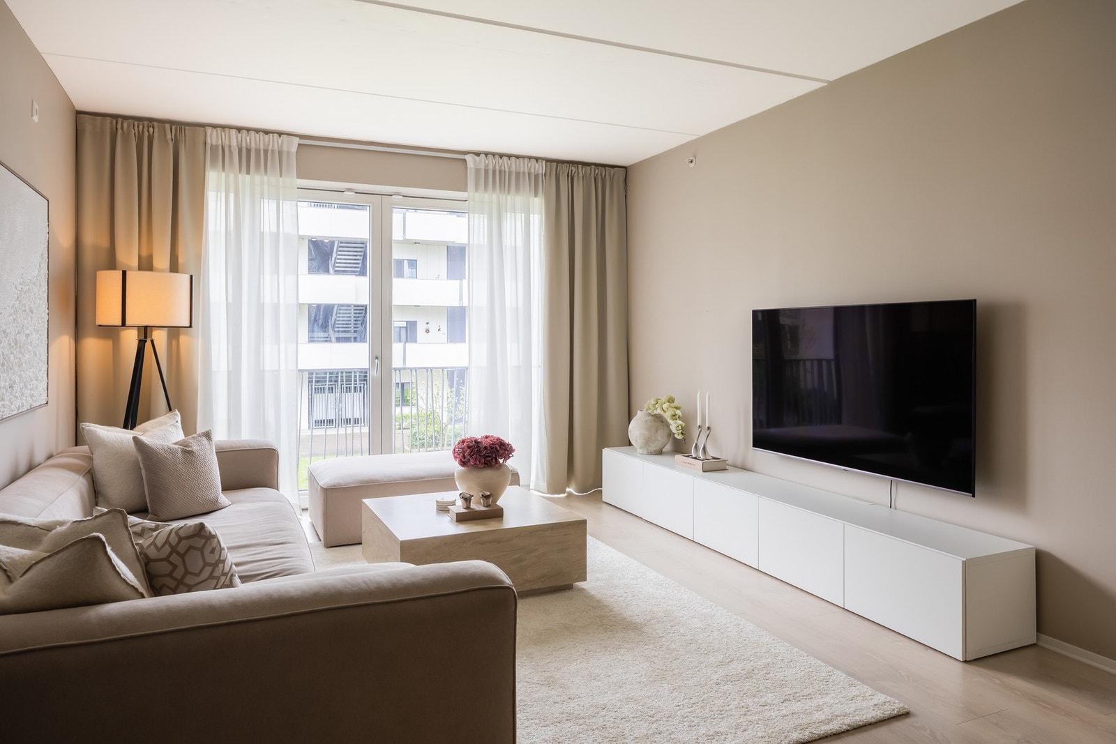 Tv og internett leveres via fiber som er inkludert i felleskostnaden. Galleribilde