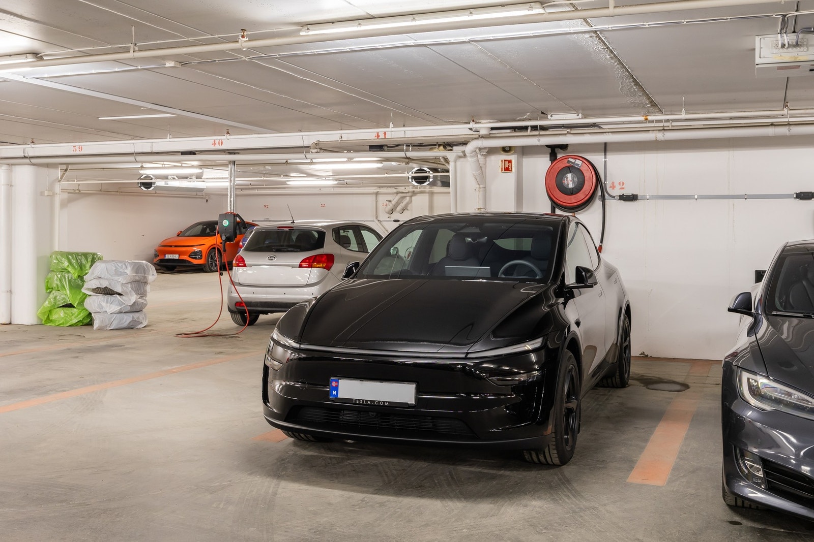 Leiligheten disponerer egen parkeringsplass i oppvarmet garasje med el-billader. Galleribilde