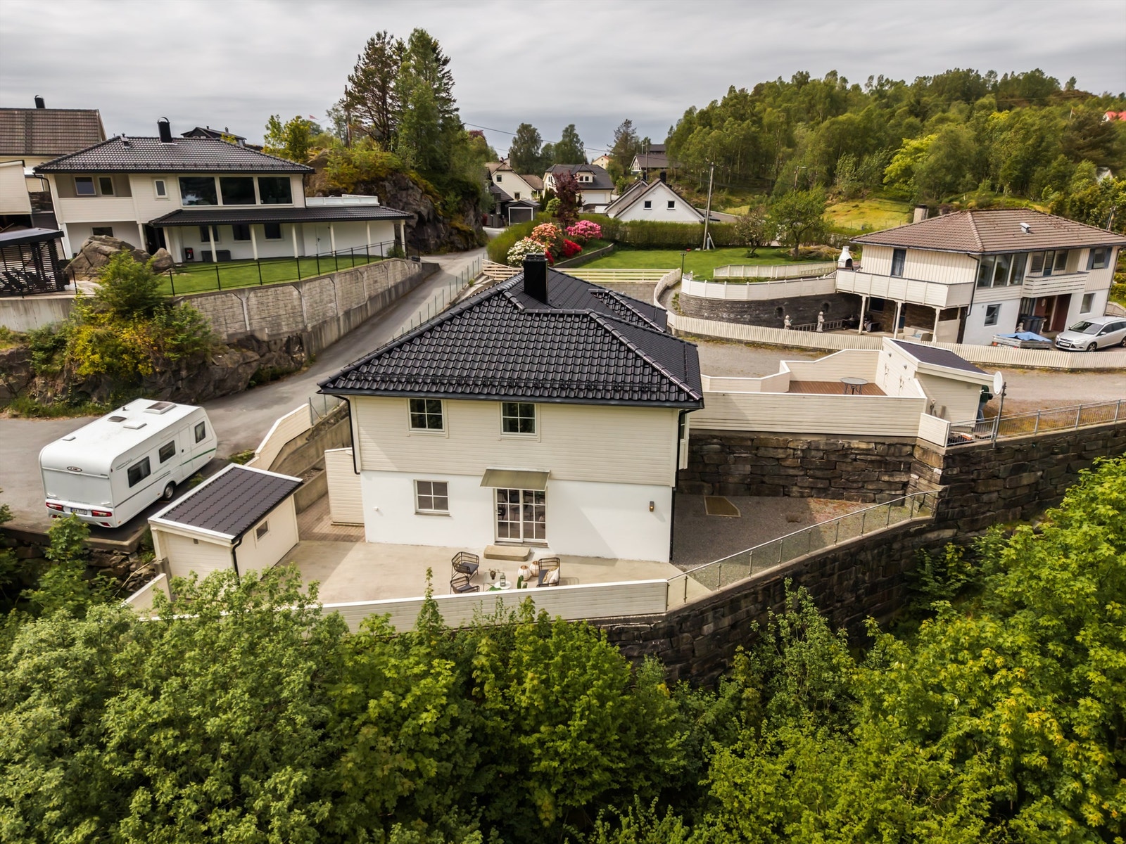 Oversikt over eiendommen og den private uteplassen. Galleribilde