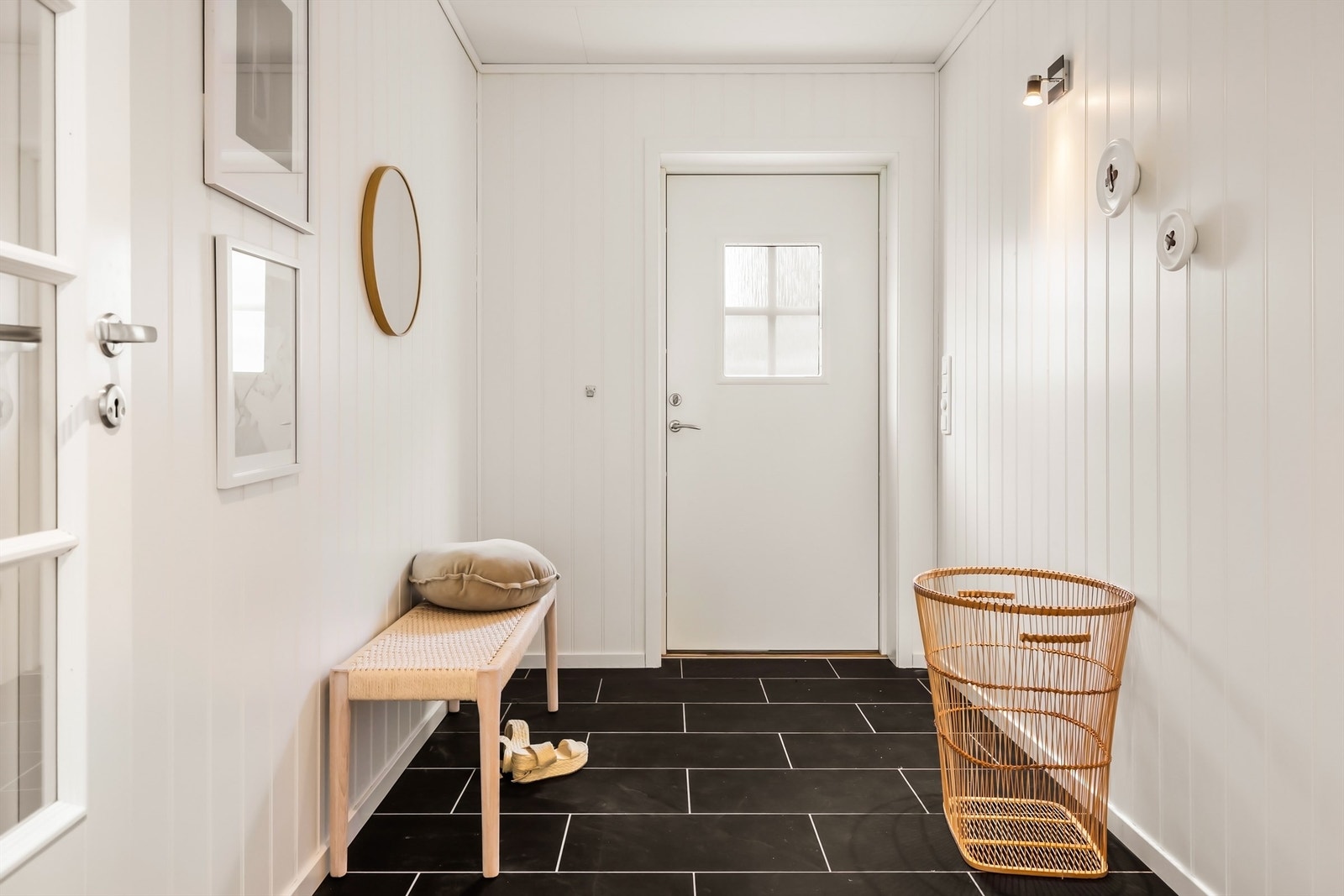 Romslig hall med god plass. Galleribilde