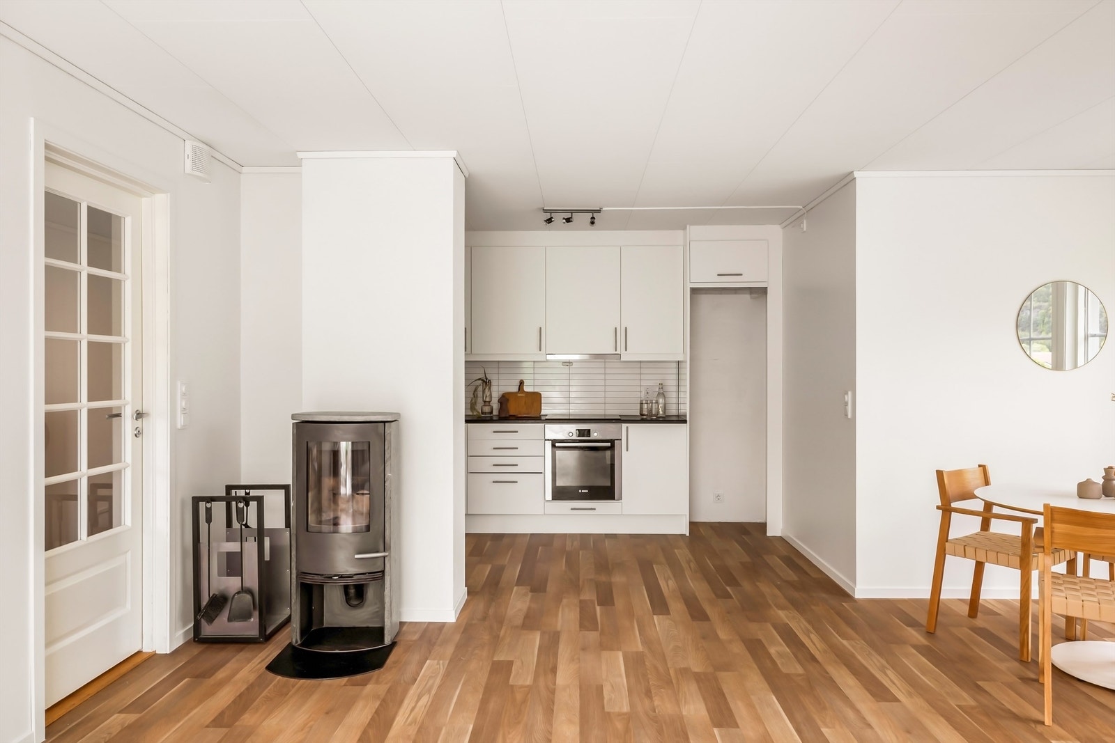 Den rentbrennende vedovnen er en effektiv og stemningsfull tilleggsvarmekilde. Galleribilde
