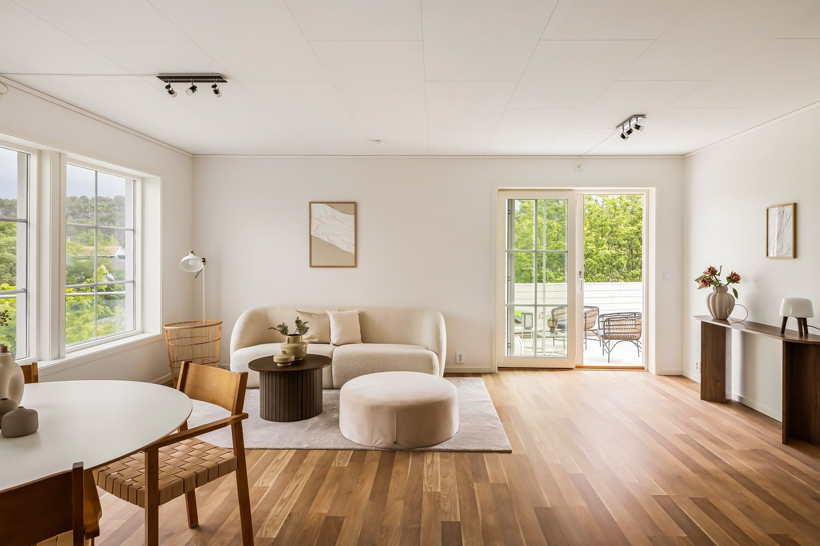 Skyvedør i malt tre åpner opp mot den fine uteplassen. Galleribilde