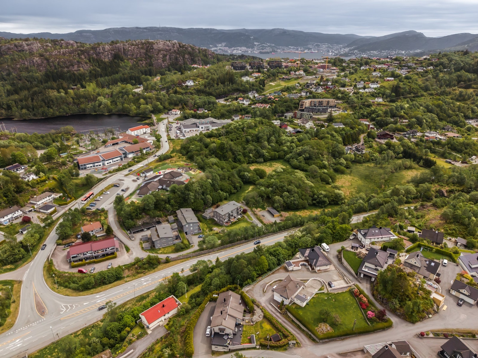 Krokåsskiftet bussholdeplass er i gangavstand fra leiligheten. Hyppige avganger mot Bergen sentrum. Galleribilde