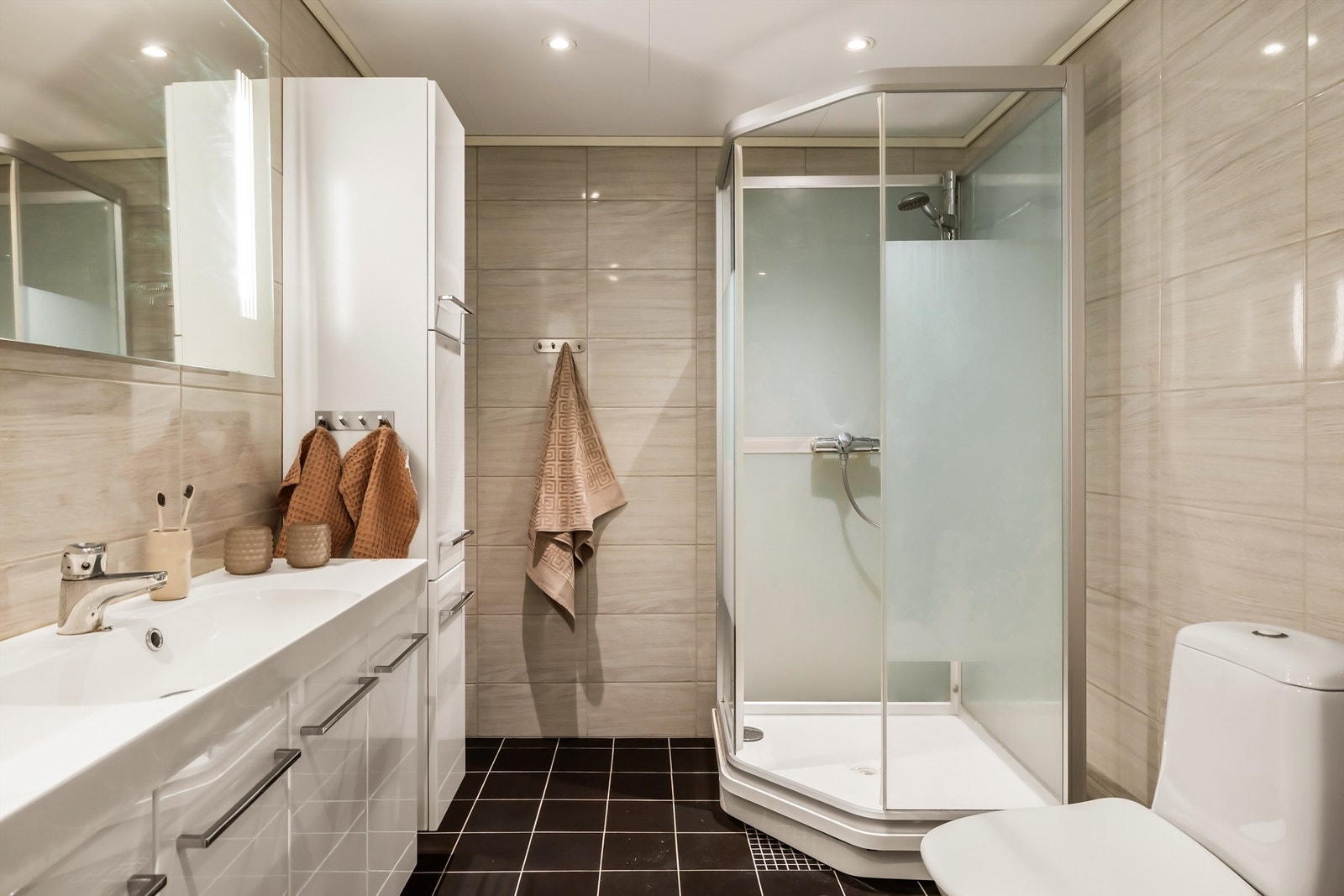 Badet er utstyrt med toalett, elektriske varmekabler og mekanisk avtrekk. Galleribilde
