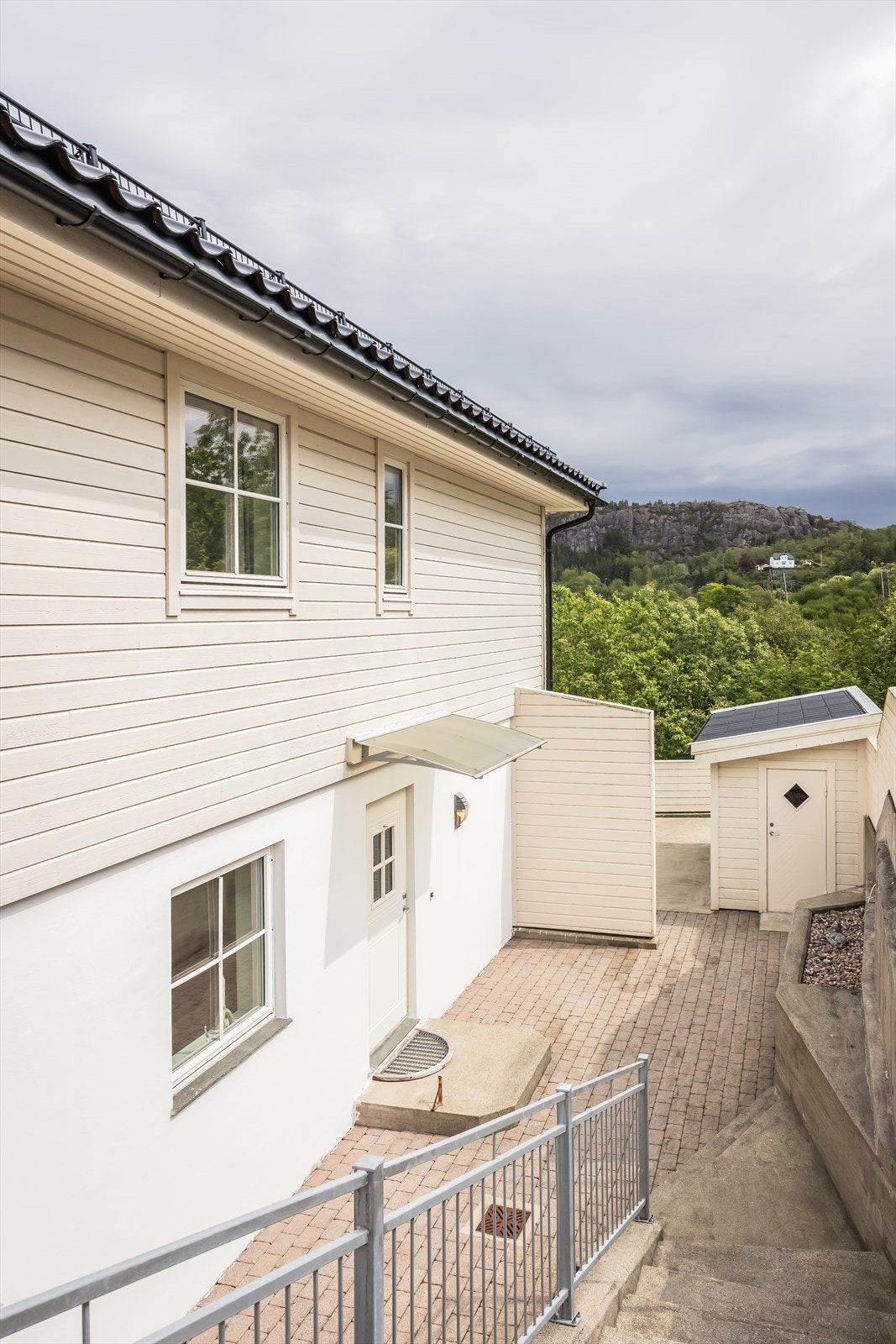 Egen inngang via en støpt betongtrapp. Galleribilde