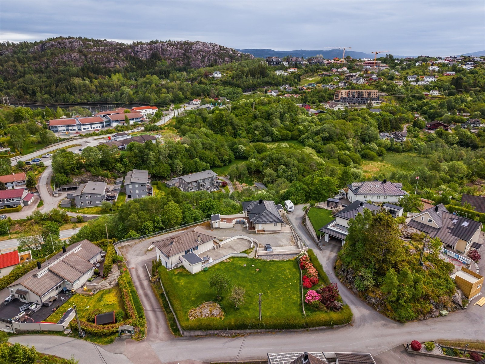 Leiligheten ligger i et etablert og rolig nabolag på Kleppe. Galleribilde