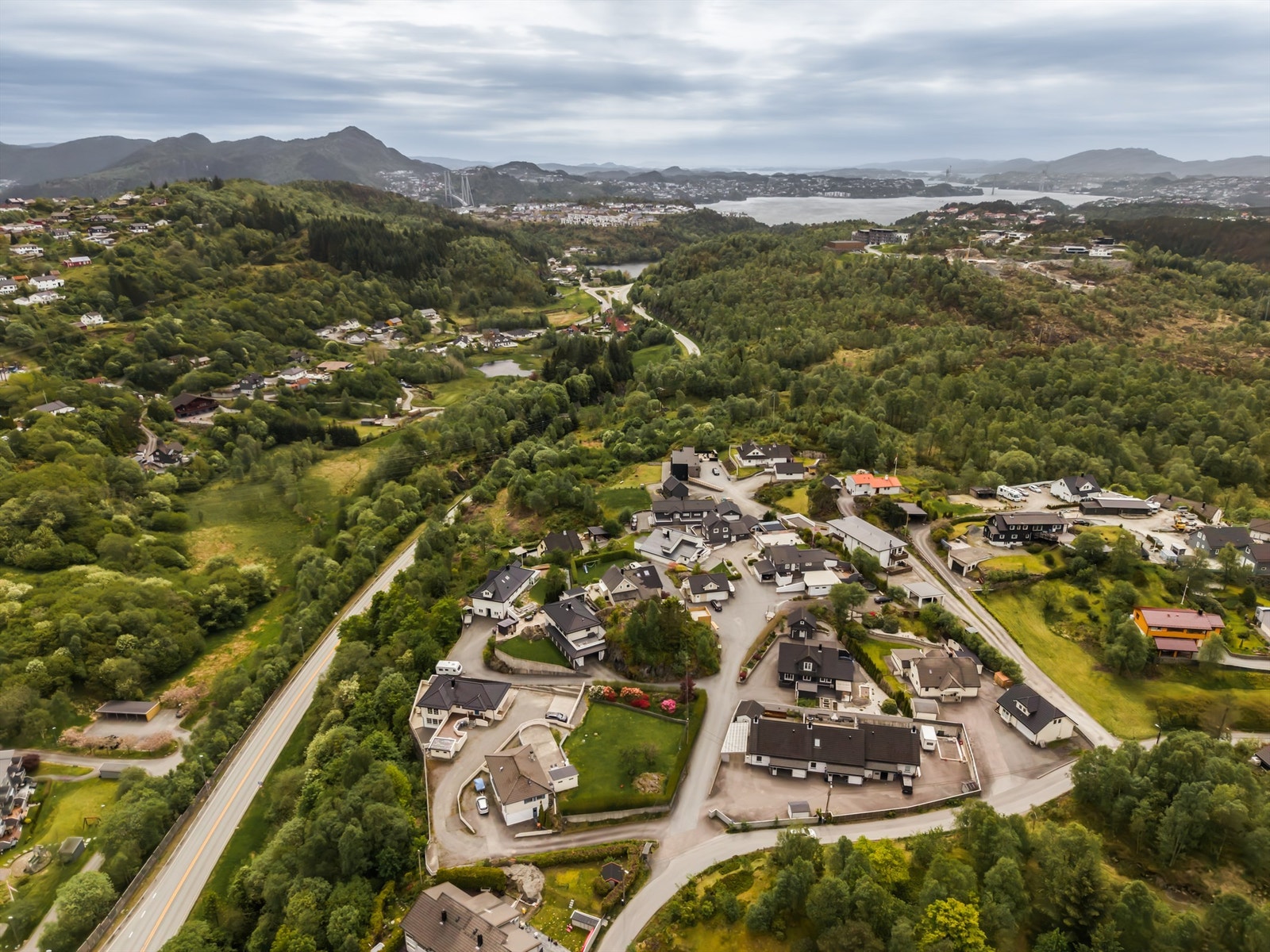 Med bil tar det ca. 15 minutter til Bergen sentrum. Galleribilde