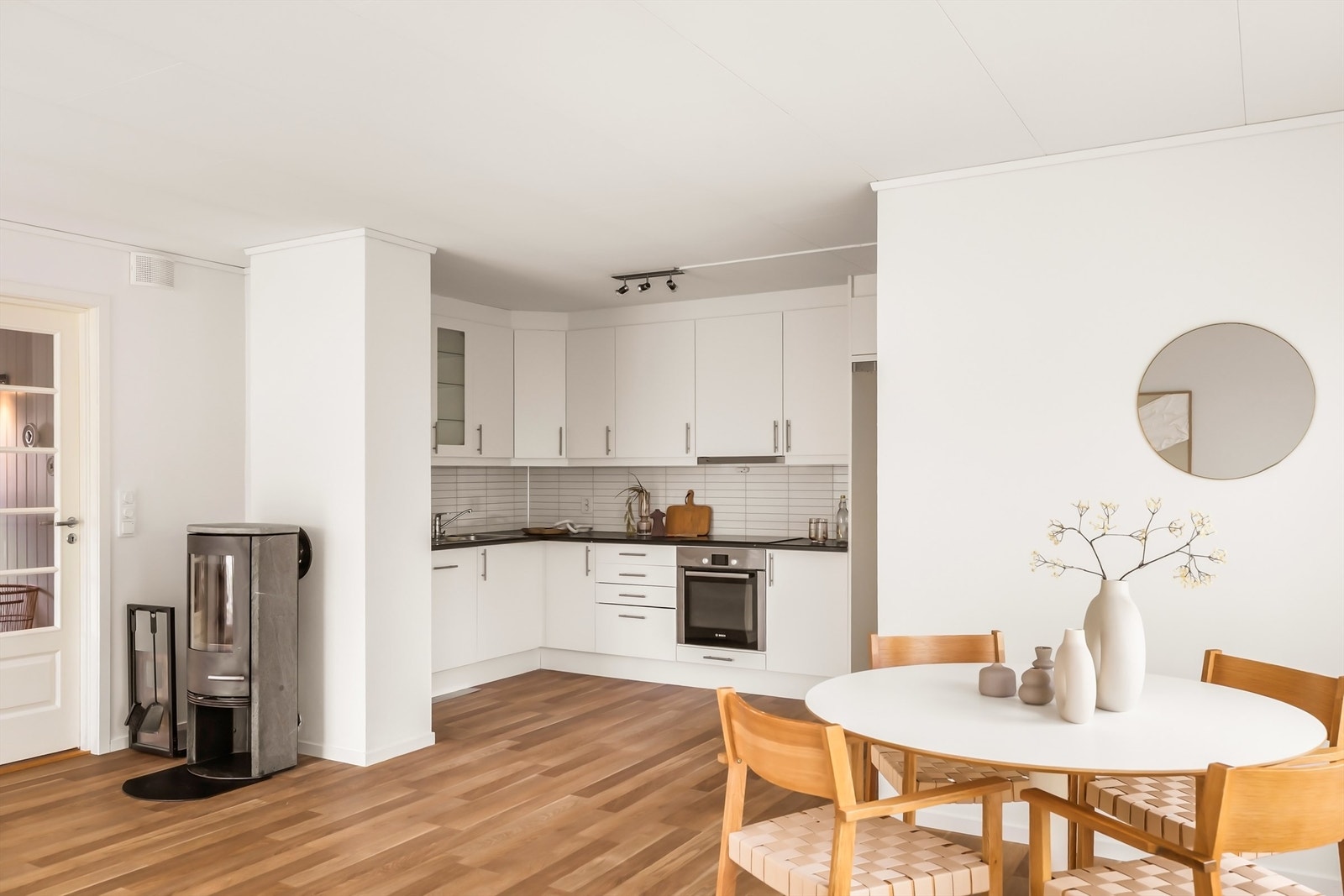 Leiligheten har en åpen og sosial planløsning, med varmekabler i alle gulv og en rentbrennende vedovn for ekstra varme. Galleribilde