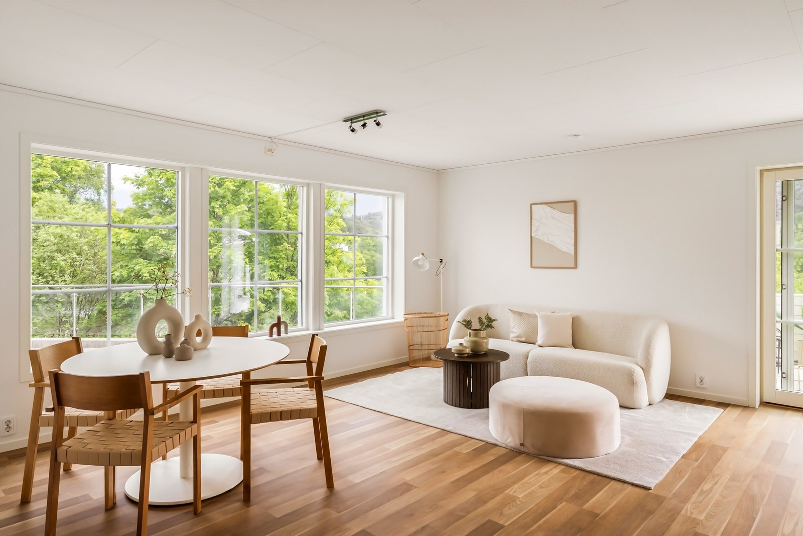 Stuen har plass til både spisebord og sofagruppe, med store vinduer som gir godt med dagslys. Galleribilde