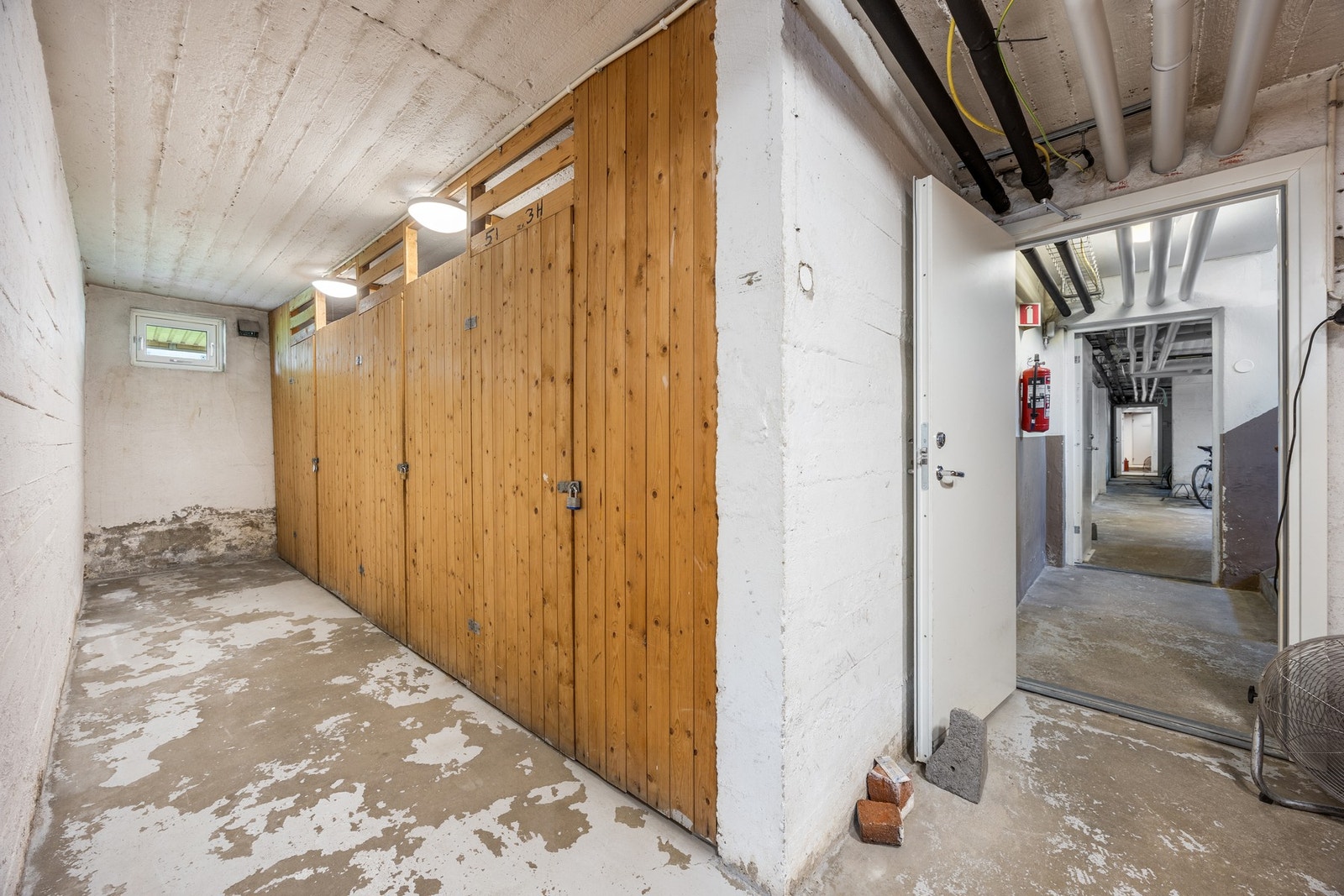 Leiligheten disponerer 2 stk. sportsboder, en i kjeller og en på loft. Galleribilde