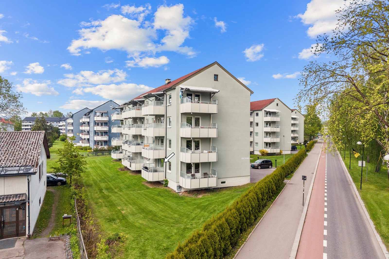 Felles eiet tomt i borettslaget på 6029,70 kvm. Fellestomten er pent opparbeidet med store plenarealer, busker, diverse beplantning, samt asfalterte parkeringsarealer. Galleribilde