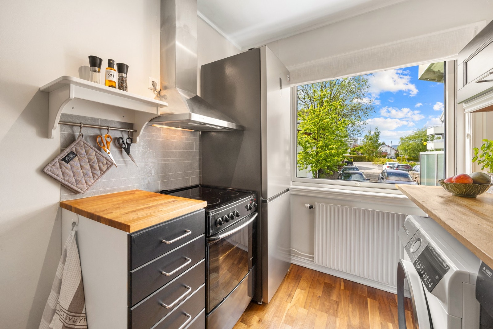 Av hvitevarer medfølger frittstående komfyr og oppvaskmaskin. Det er avsatt plass til frittstående kjøleskap, samt opplegg for vaskemaskin. Galleribilde