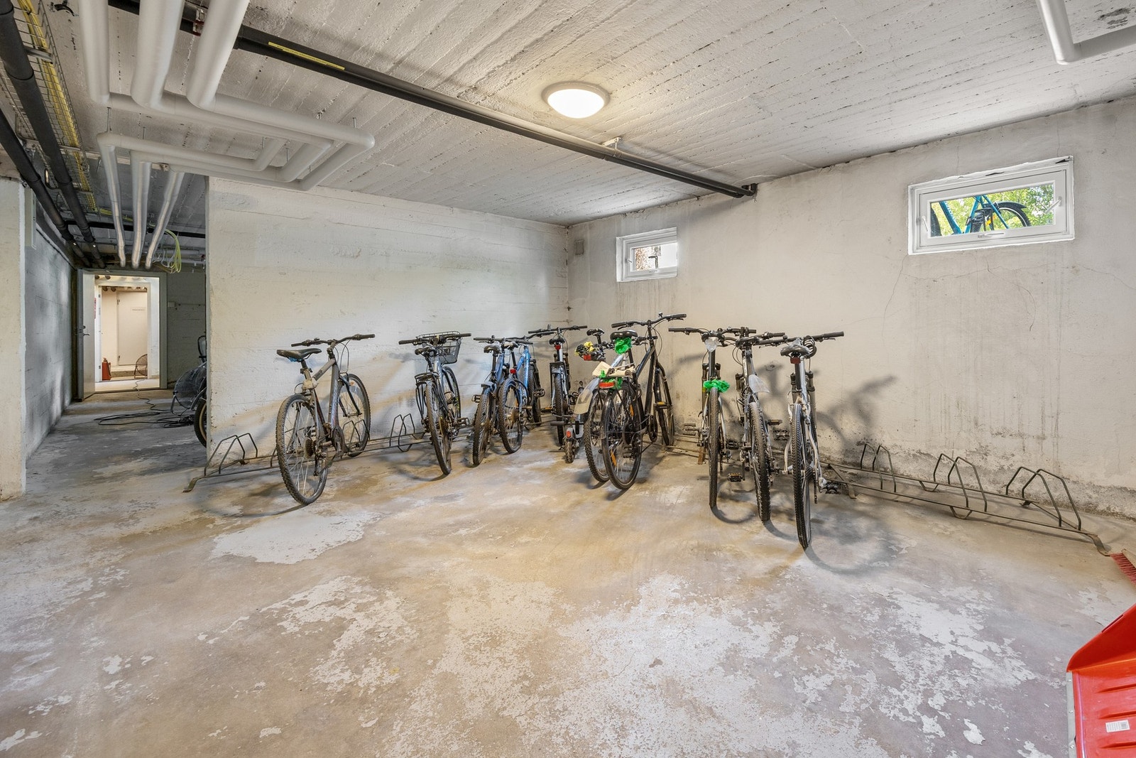 Felles sykkelrom i kjeller til fri disposisjon for beboerne. Galleribilde