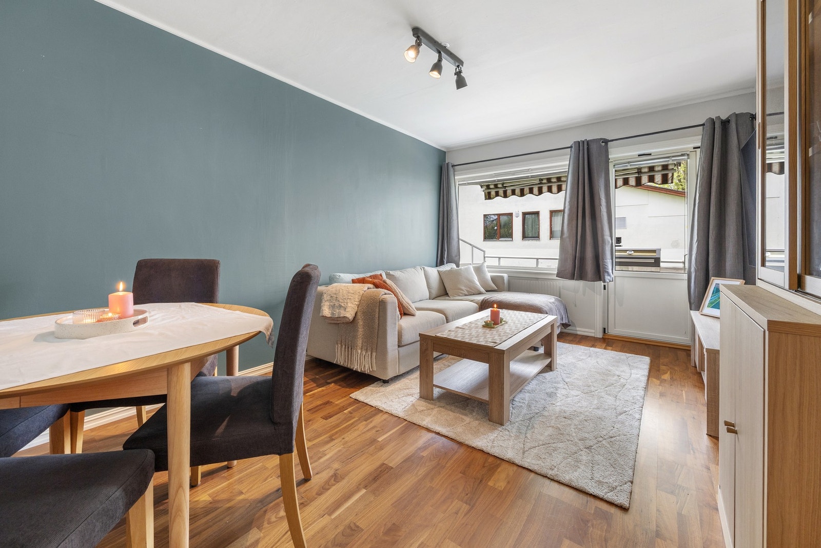 Rommet har god plass til sofagruppe og spiseplass. Galleribilde