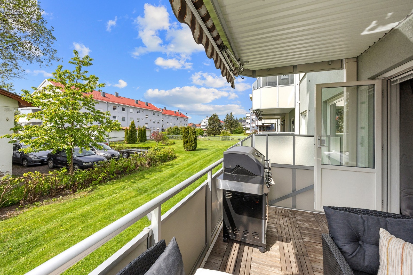 Fra balkongen har man fint utsyn mot pent opparbeidede fellesarealer i borettslaget. Galleribilde