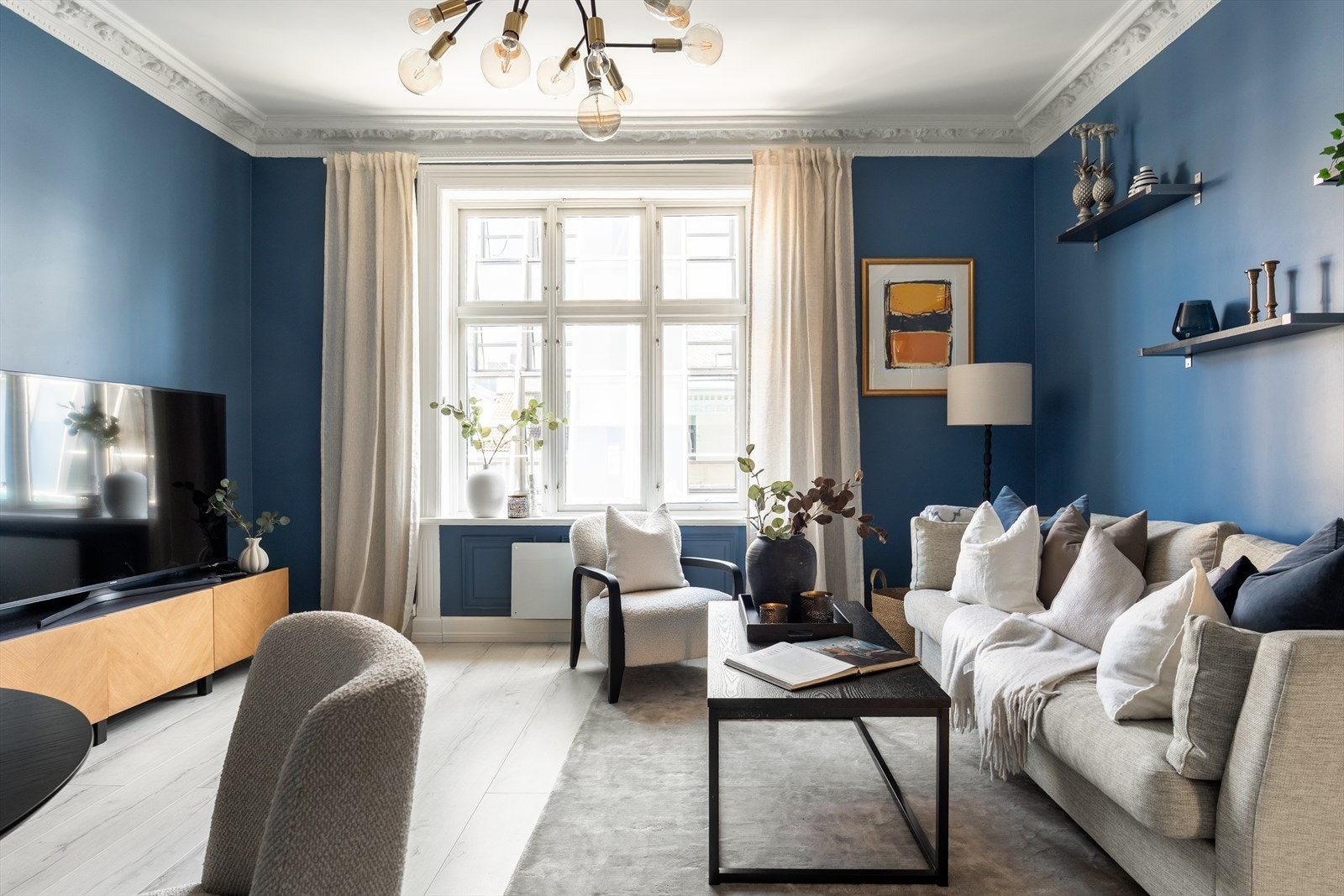 Lys og innbydende stue malt i en lekker blåfarge. God plass til å innrede med sofagruppe med tilhørende TV, spisegruppe og annet ønsket inventar. Galleribilde