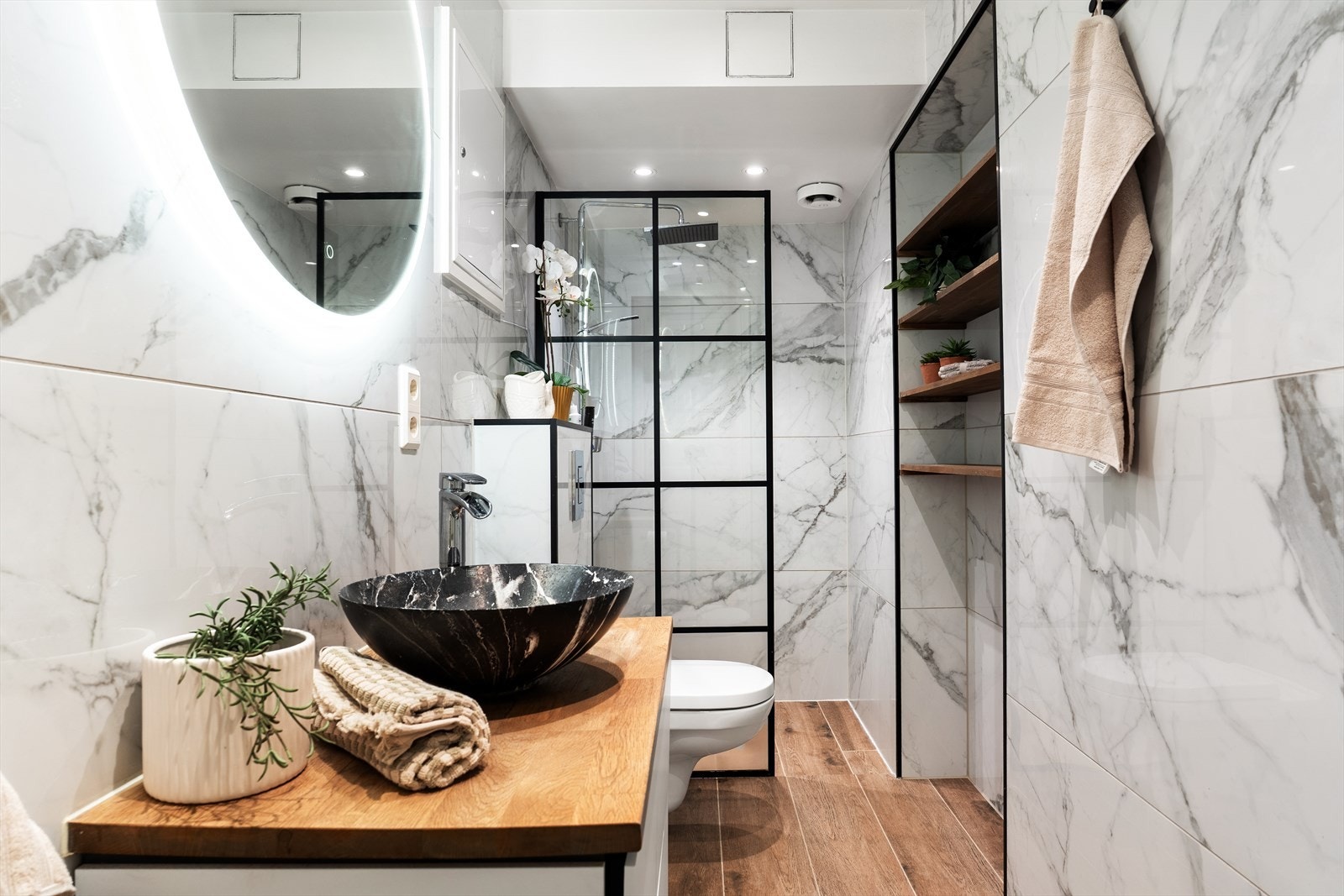 Lekkert flislagt bad med downlights og gulvvarme. Galleribilde