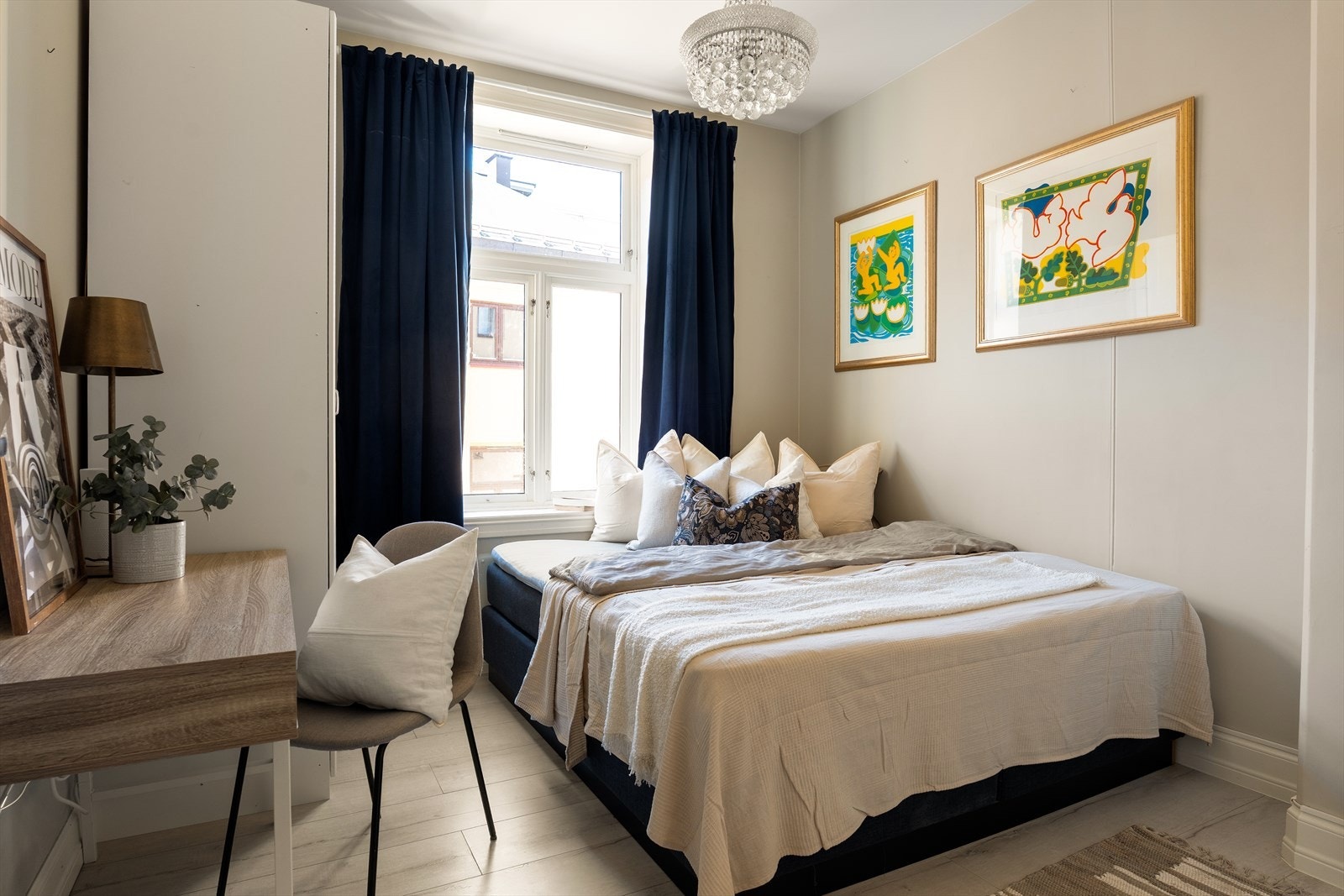 Soverom 2 er også av god størrelse med god plass til garderobeskap. Galleribilde