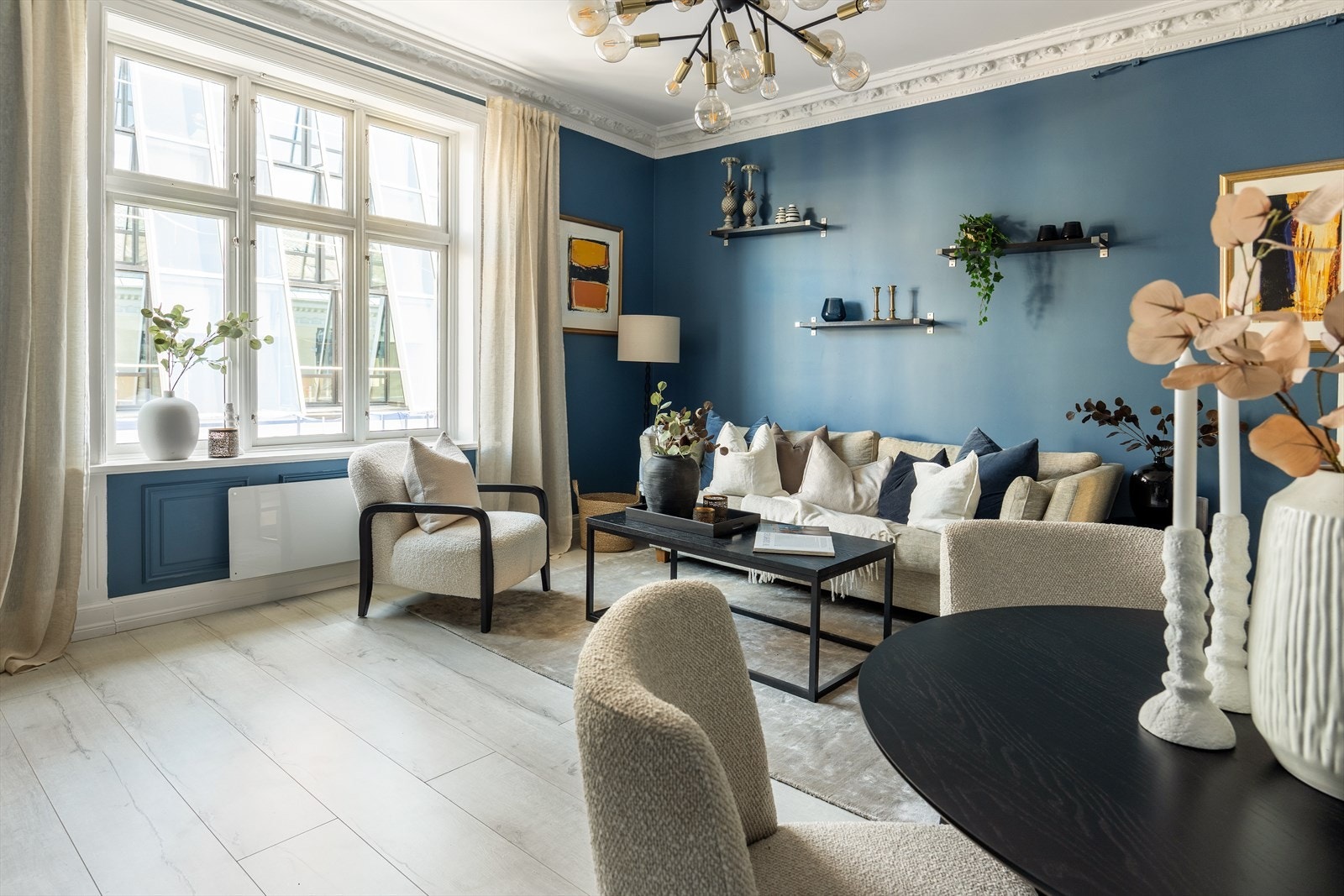 Store vindusflater slipper inn rikelig med naturlig lys. Her bor du i et levende bymiljø med et rikt utvalg av restauranter, kaféer, butikker og servicetilbud rett utenfor døren! Galleribilde