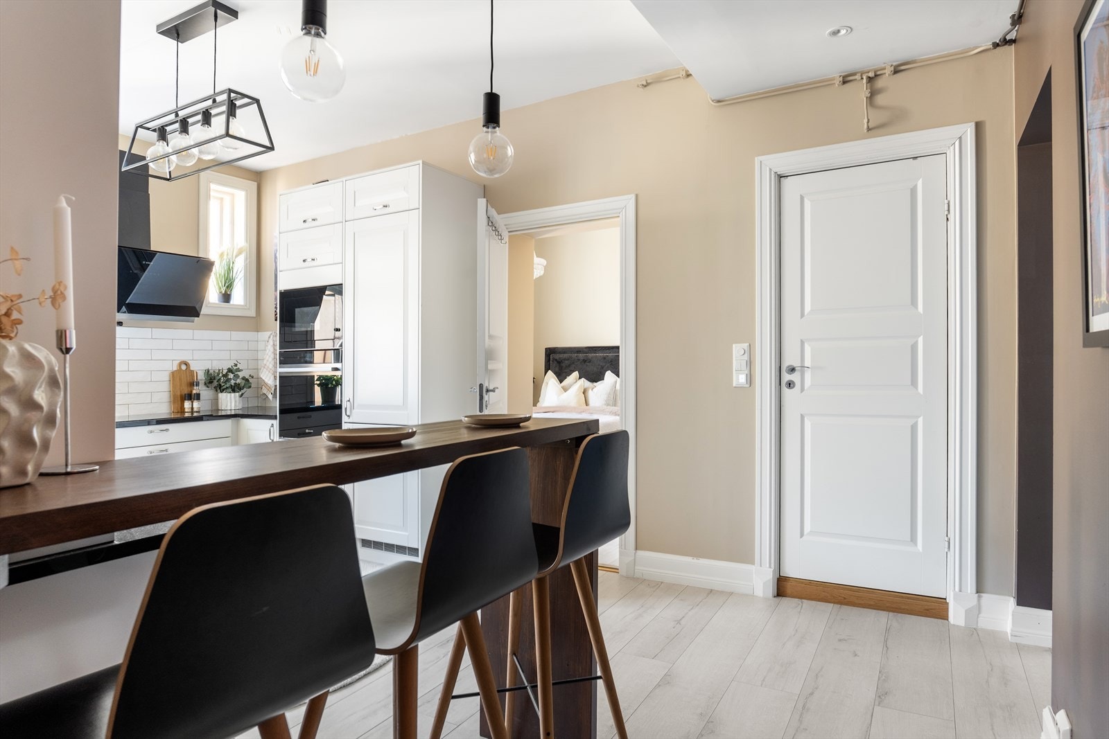 Kjøkkenet er praktisk plassert i et separat rom, noe som skaper en rolig og ryddig atmosfære i resten av boligen. Galleribilde