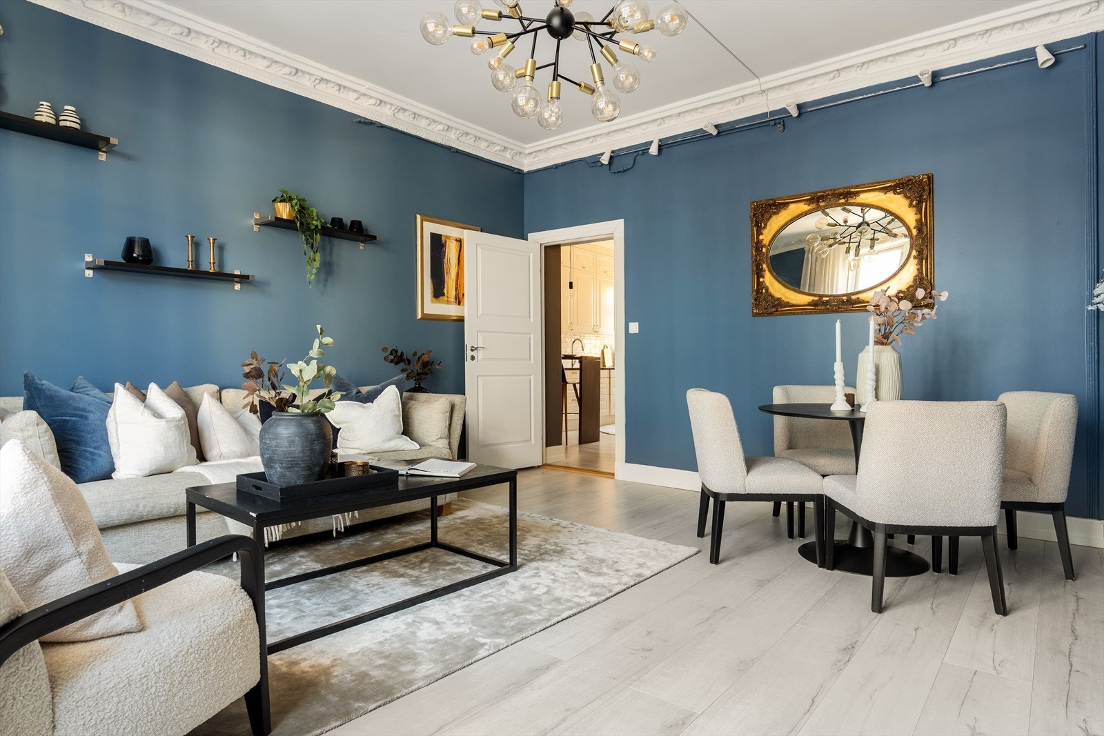 Stuen har gode møbleringsmuligheter med plass til flere soner. Galleribilde