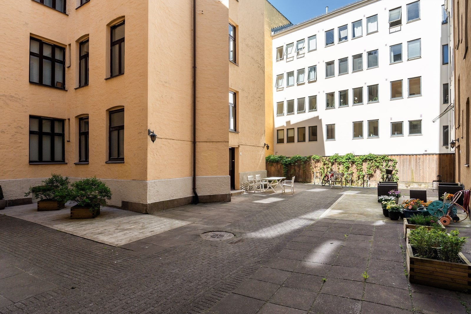 Bakgård. Galleribilde