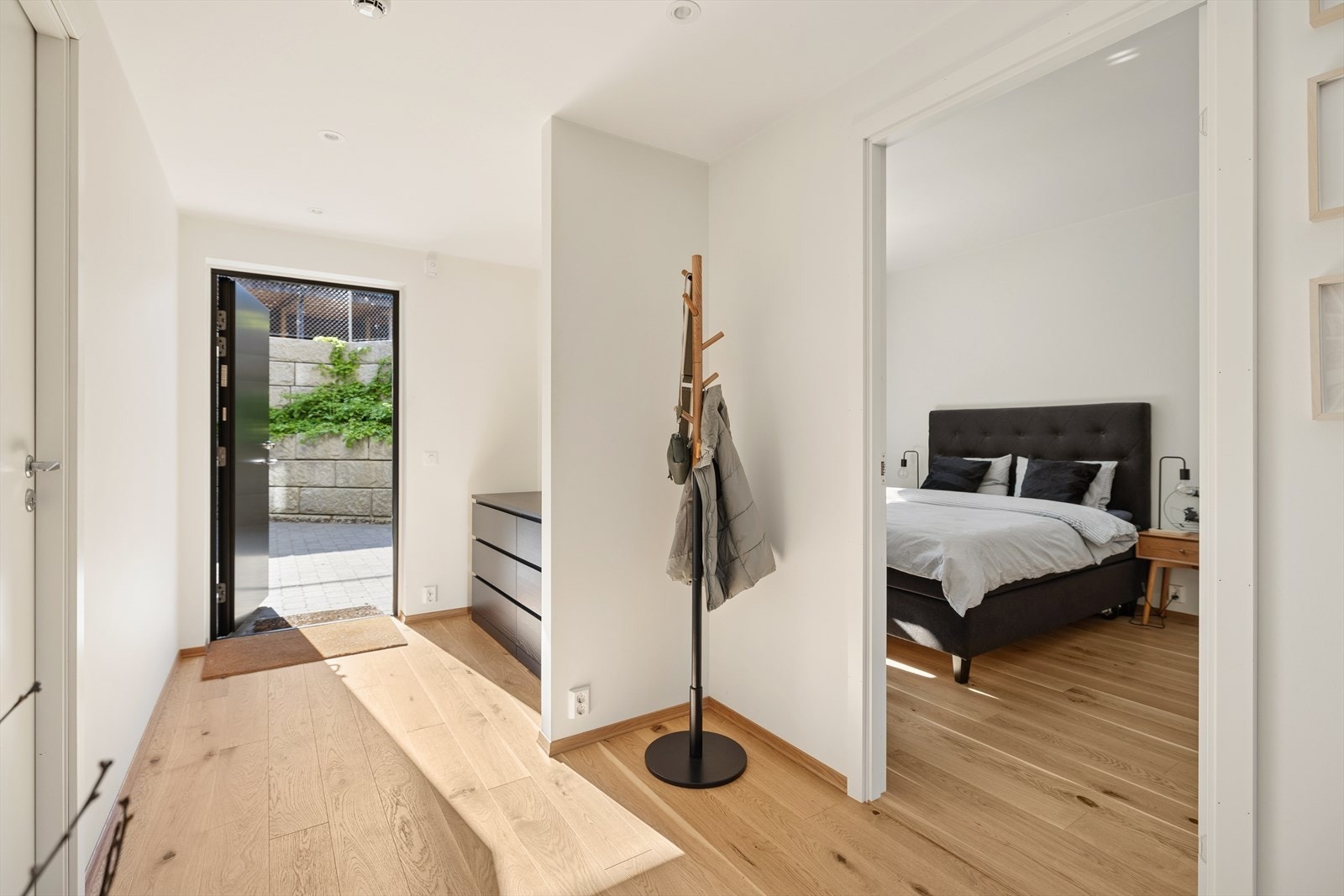 Velkommen inn i varmen. Romslig entre med god plass til å henge fra seg yttertøyet Galleribilde