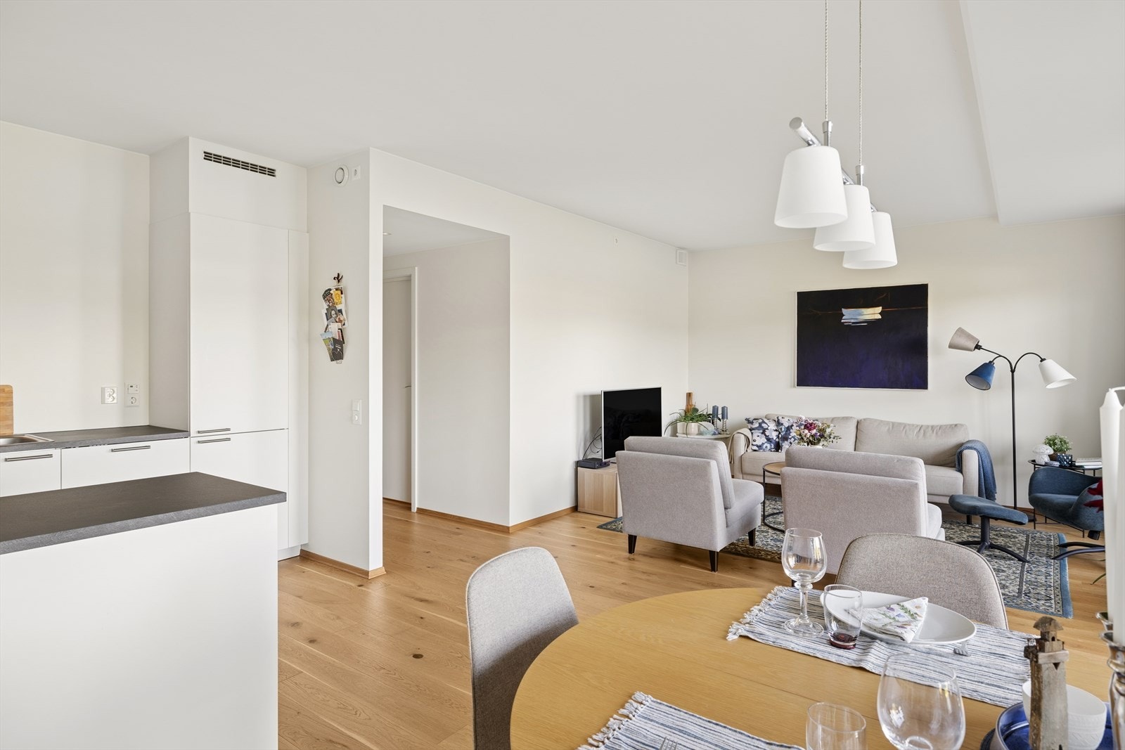 Det er god plass til både spisebordet og sofakroken Galleribilde