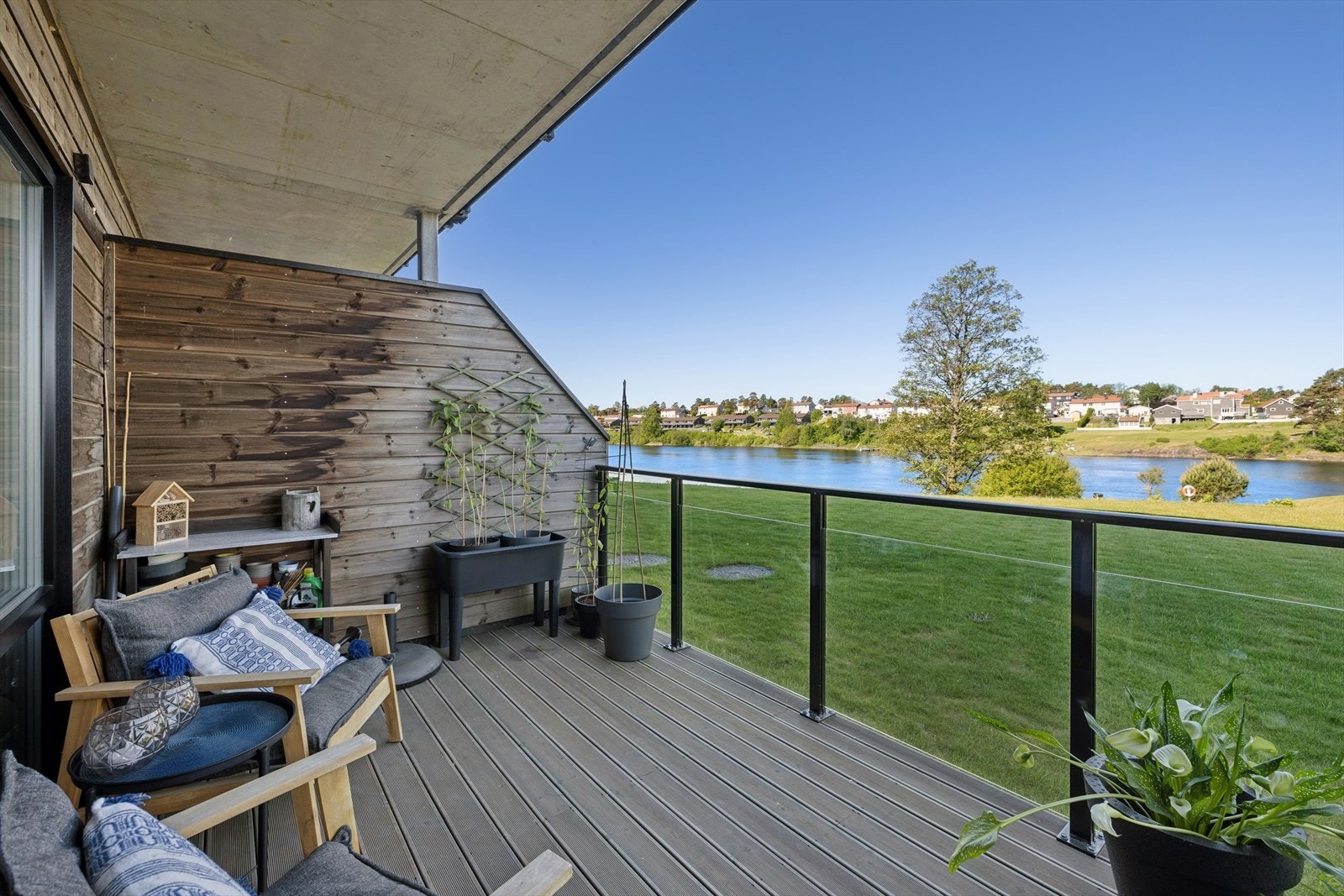 Delvis overbygd terrasse gjør dette til en forlengelse av stuen i sommerhalvåret Galleribilde