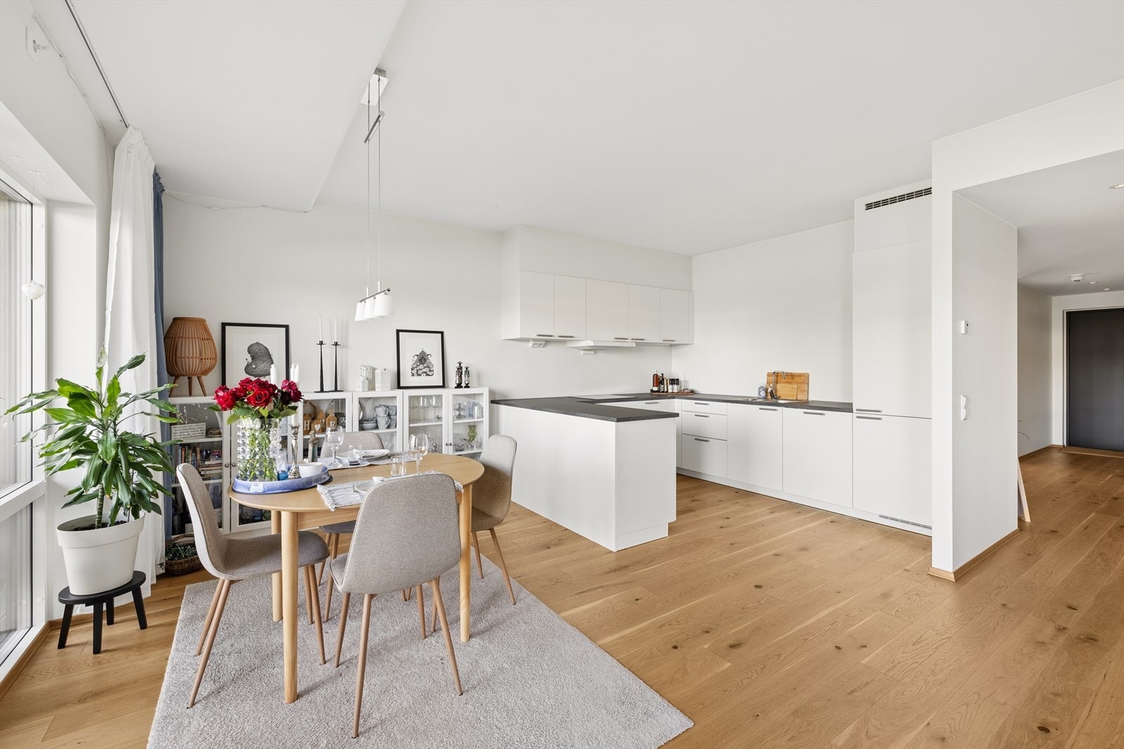 Leiligheten fremstår lys og moderne Galleribilde