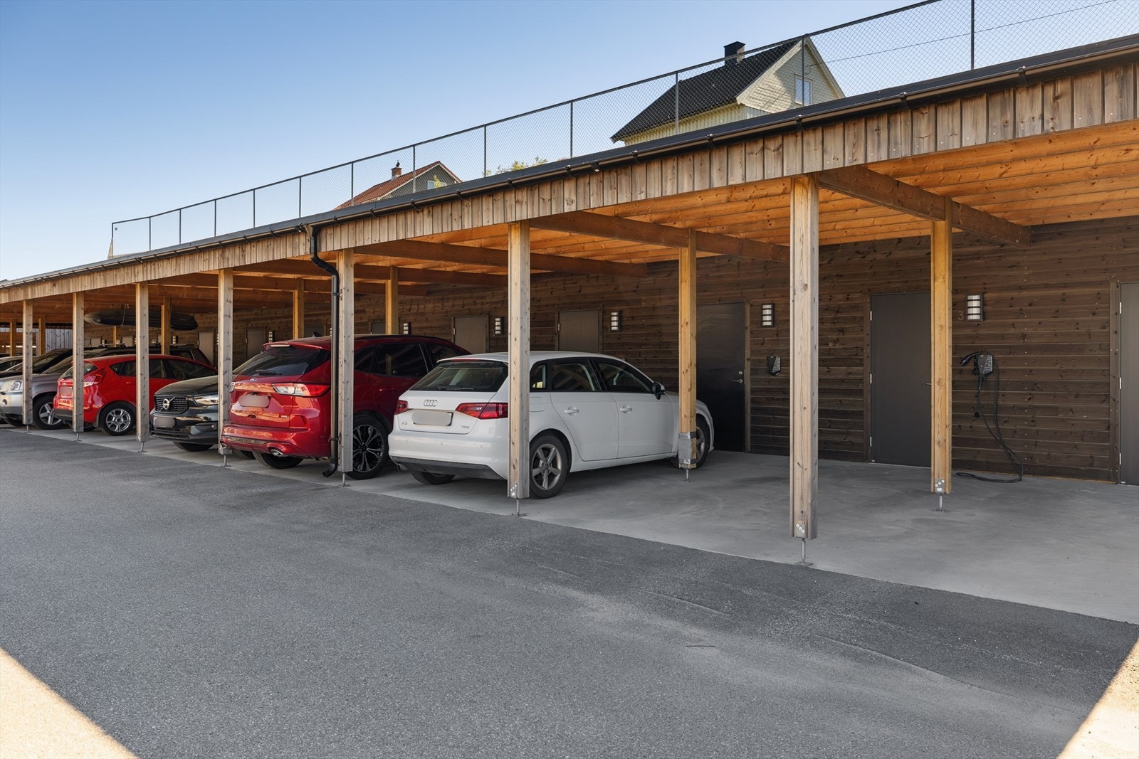 Parkering i carport. Det medfølger elbil lader. Det er også mulighet for å leie en ekstra plass for kr 800 pr måned Galleribilde