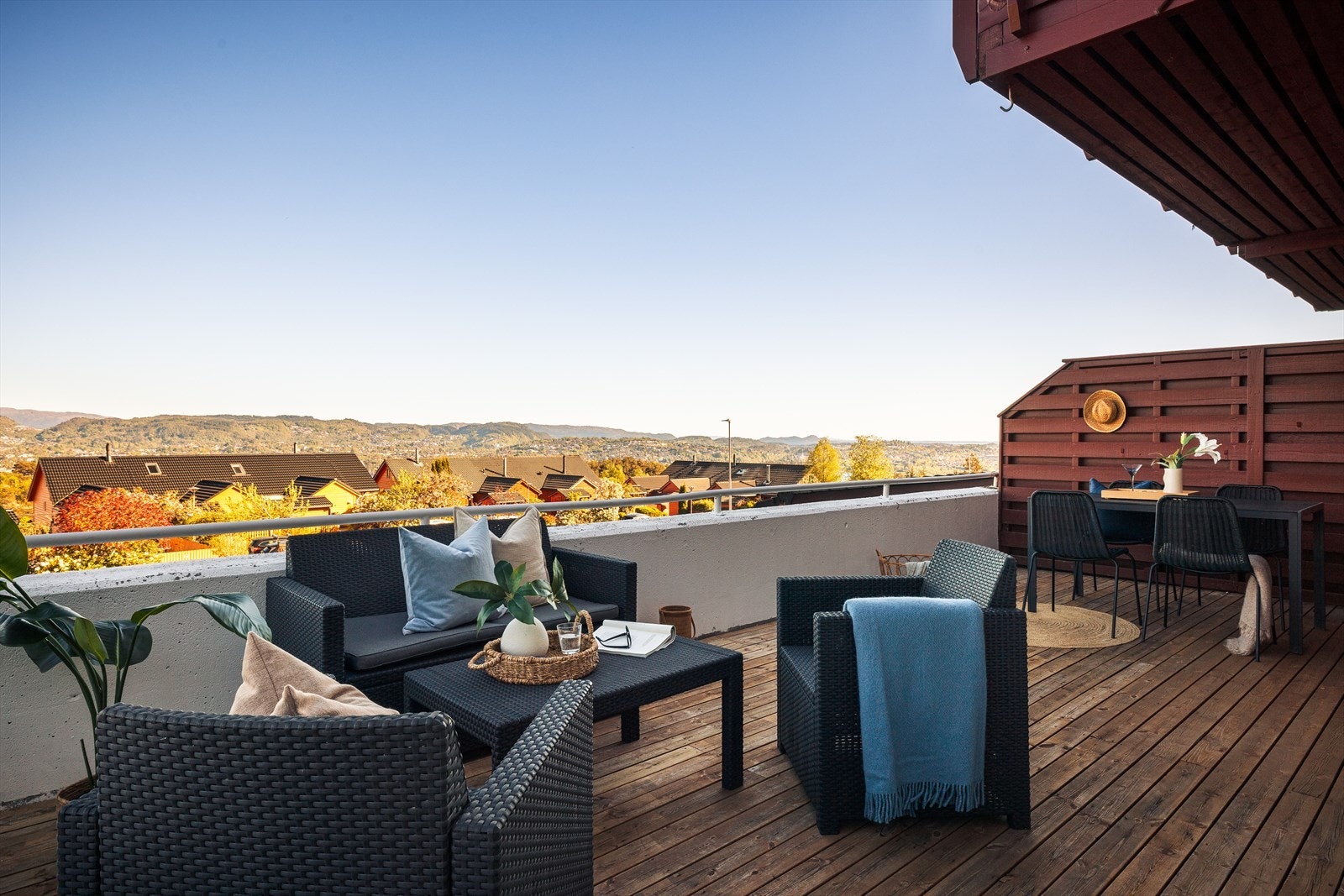 Fra stuen er det direkte utgang til en stor terrasse på ca. 26 m² | Galleribilde