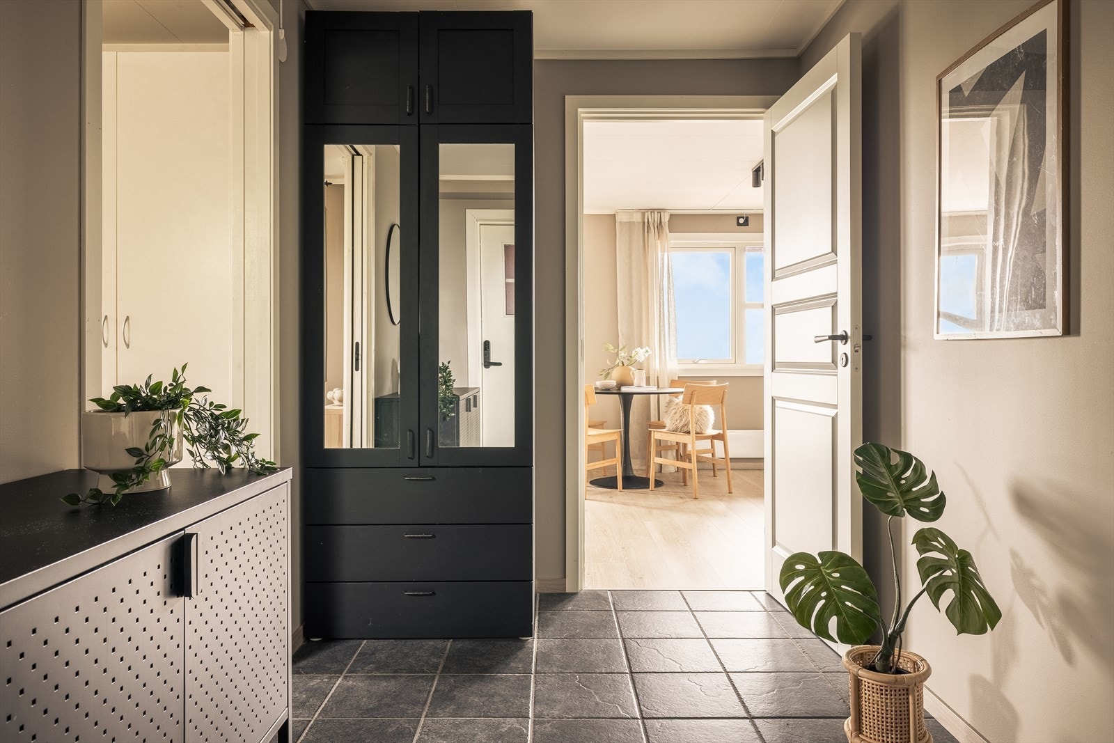 Praktisk garderobe til oppbevaring av yttertøy | Galleribilde