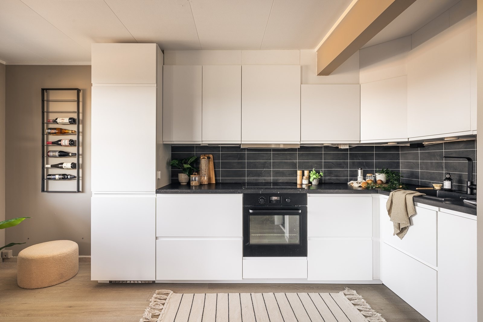 Stilren kjøkkeninnredning fra IKEA med glatte fronter og laminat benkeplate | Galleribilde