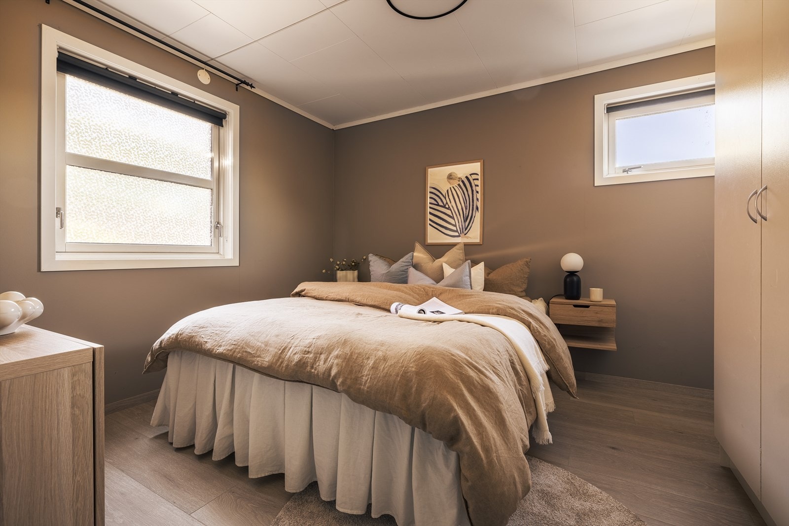 Soverom på 10,5 m² med pent laminatgulv og vegger malt i en delikat fargetone | Galleribilde